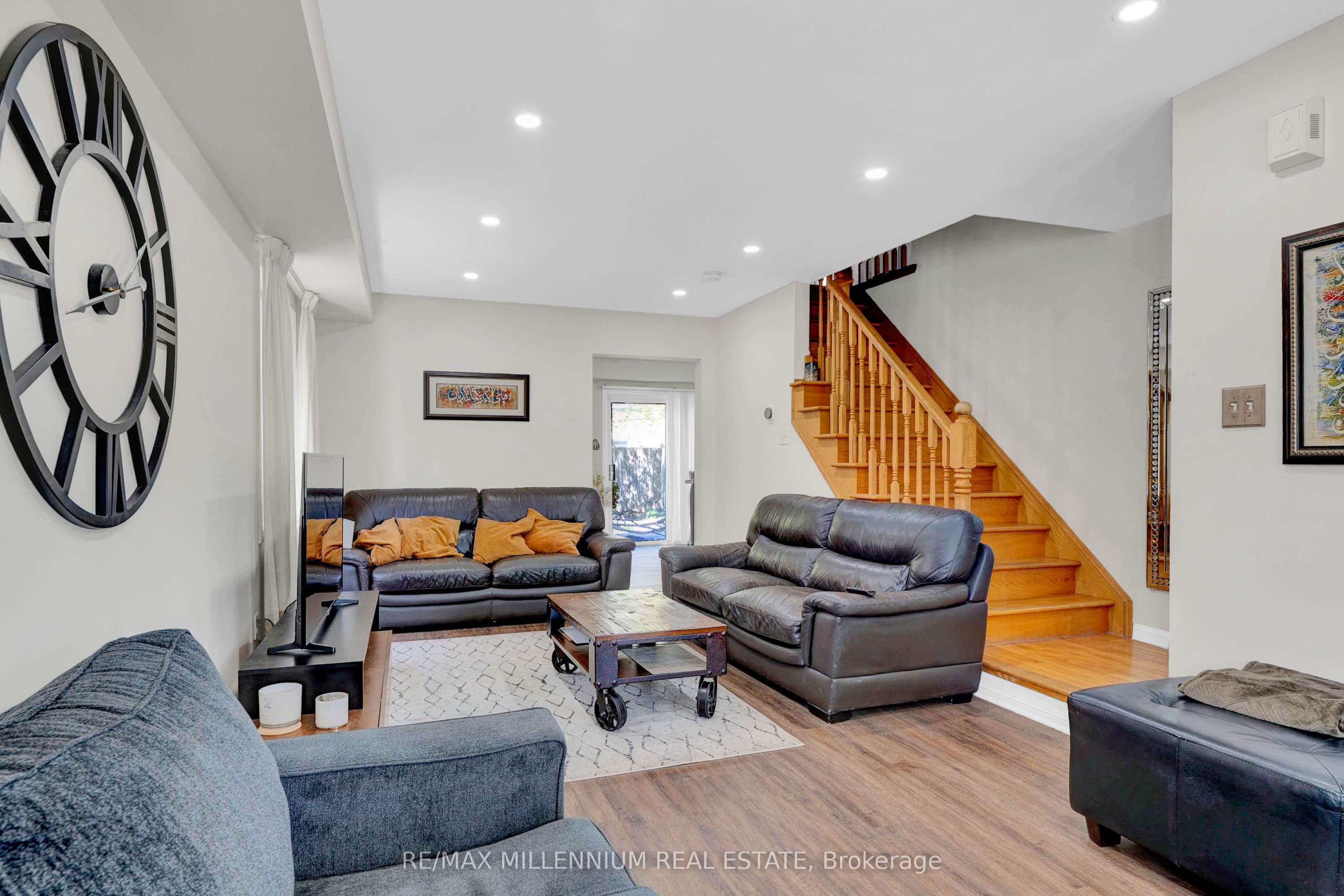 10 Mainland Crescent E