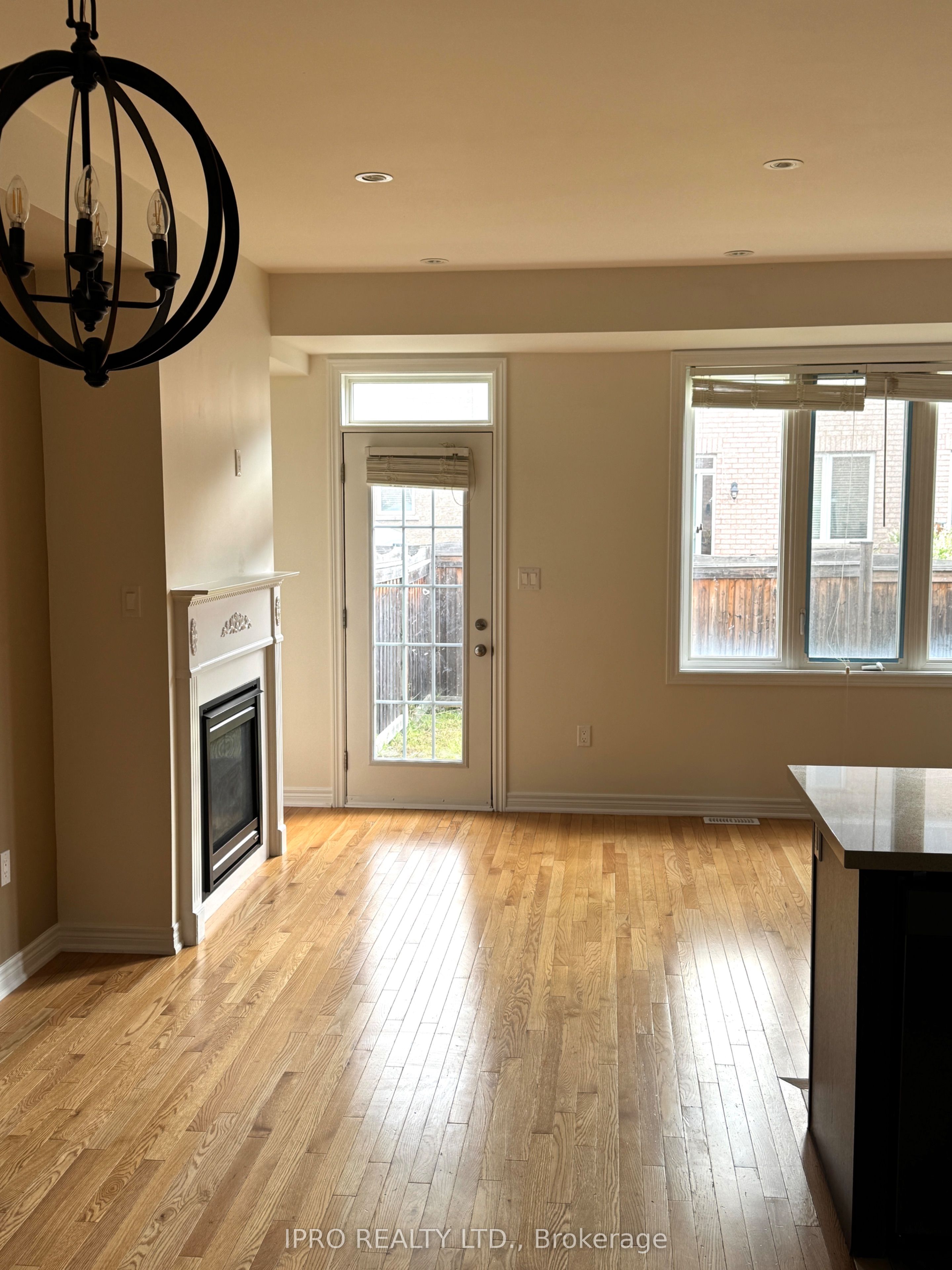 893 Transom Crescent