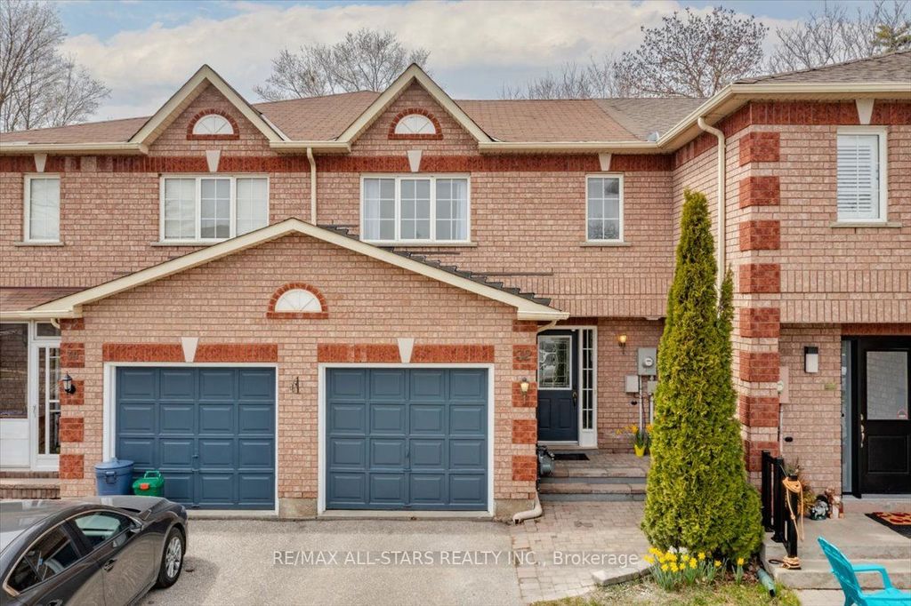 Photo of 32 Lancaster Court, Georgina, ON L4P 4A1 (MLS # N13045536)