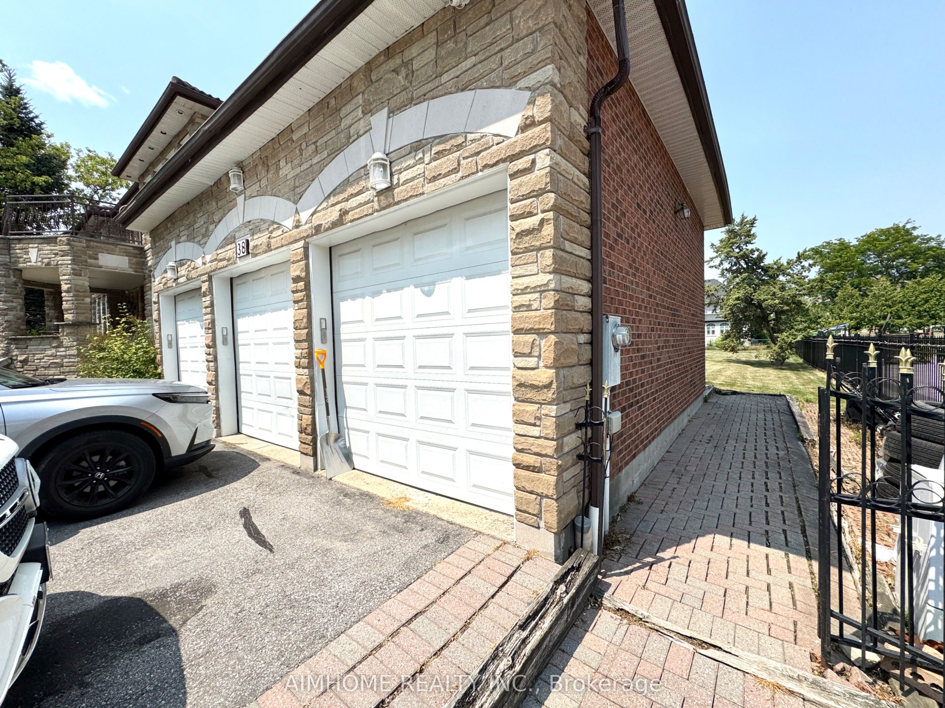 38 Lee (Basement) Avenue