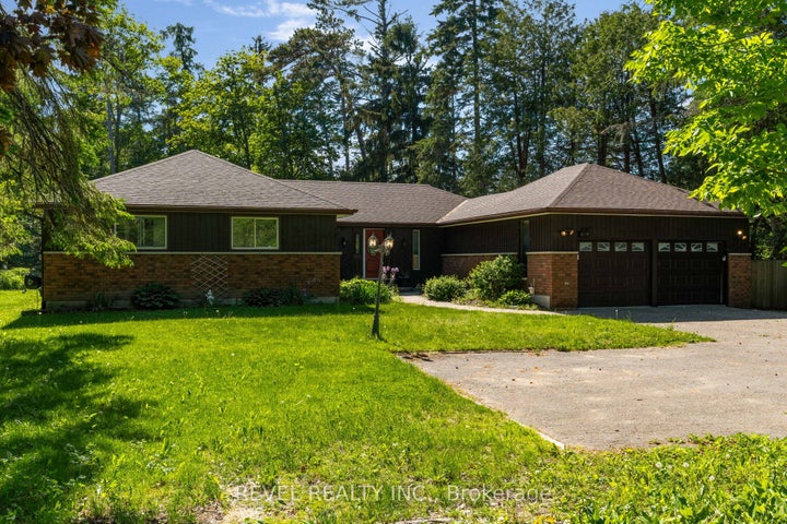 Photo 1 of 35 — 3964 GROVE Place, Innisfil, ON L9S 2S7