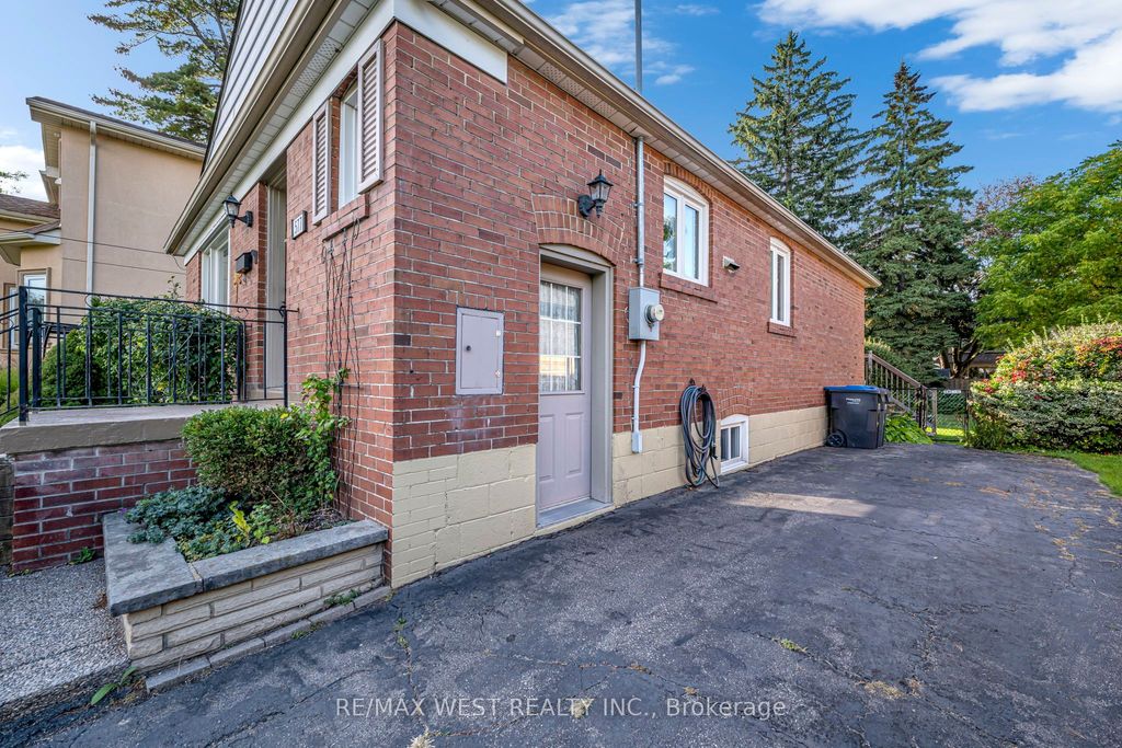 Photo of 577 Drymen Crescent, Mississauga, ON L5G 2N9 (MLS # W12450601)