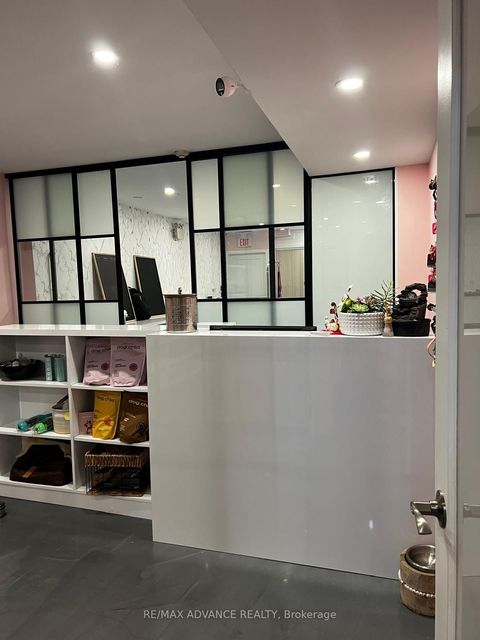 642 Queen Street W Bsmt Toronto ON M6J 1E4