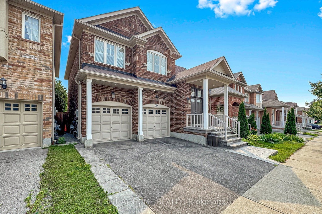 Photo of 7 Penndutch Circle, Whitchurch-Stouffville, ON L4A 0P3 (MLS # N13678836)