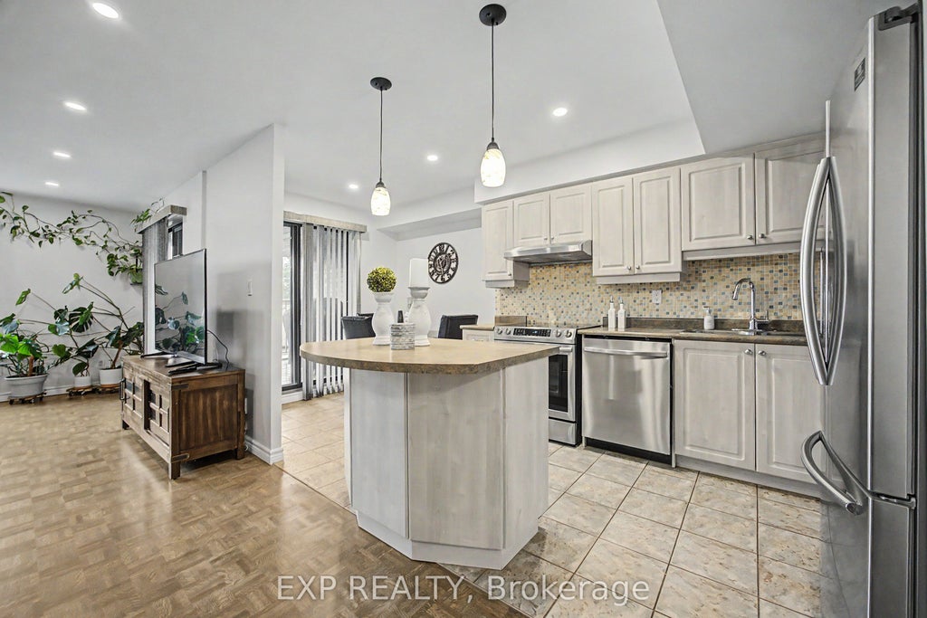 Photo of 1000 Cedarglen Gate #501, Mississauga, ON L5C 3Z5 (MLS # W13754276)