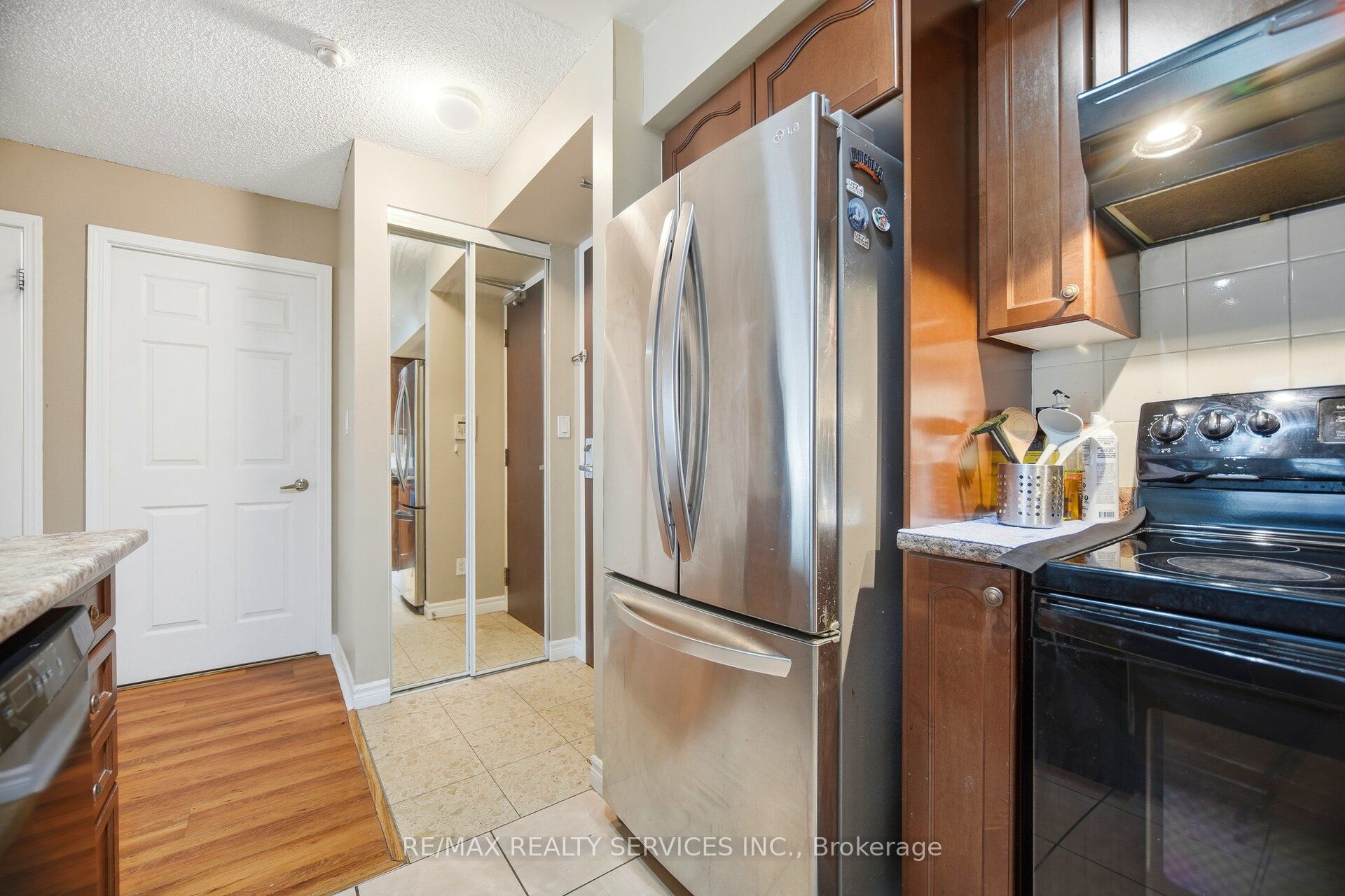 335 Rathburn Road W 909