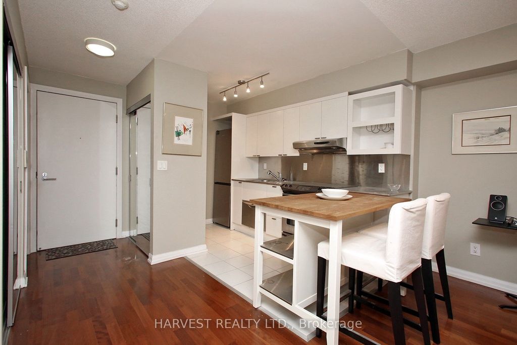Photo of 111 Elizabeth Street #718, Toronto, ON M5G 1P7 (MLS # C13111958)