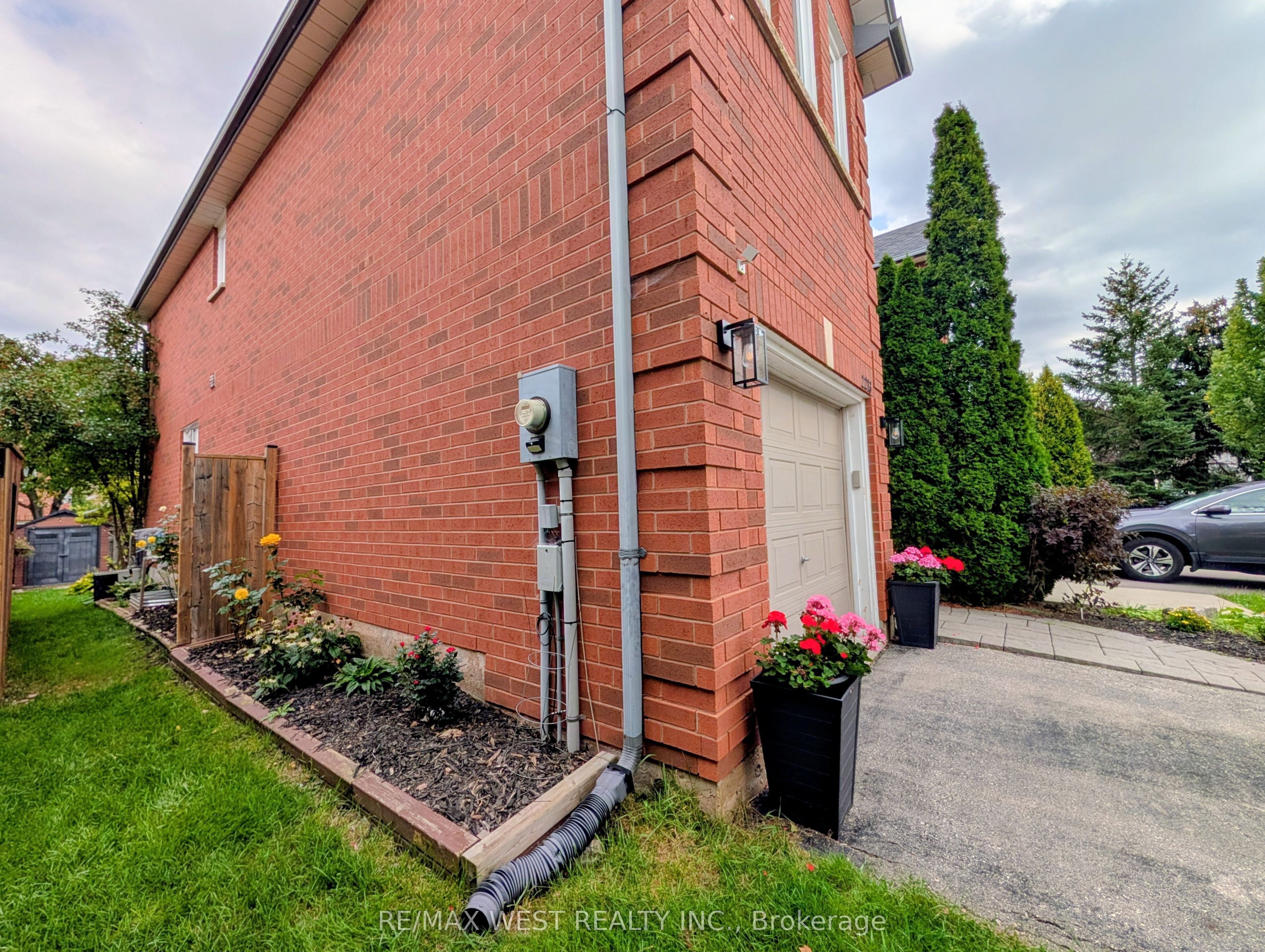 2213 Ridge Landing