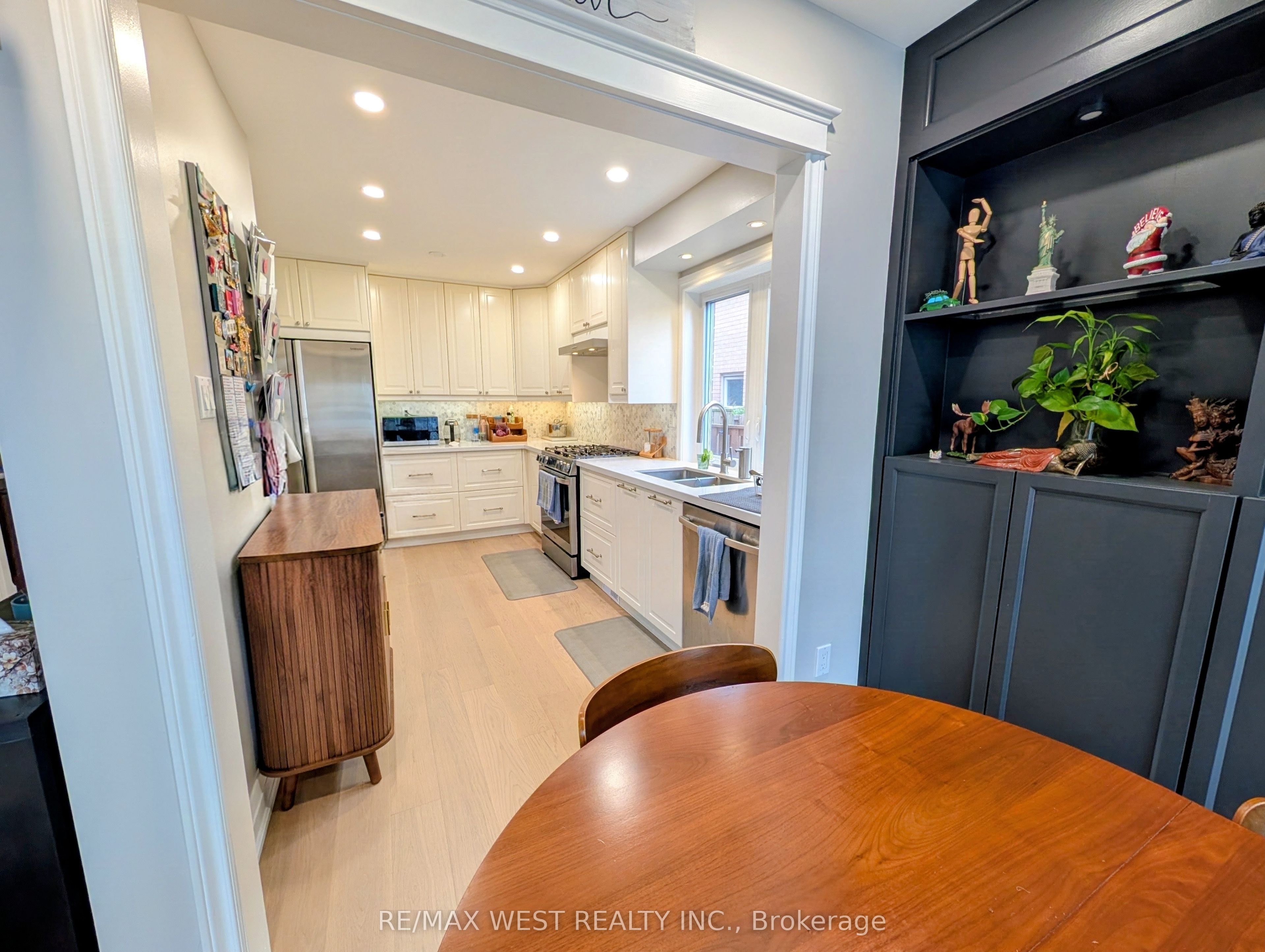 2213 Ridge Landing