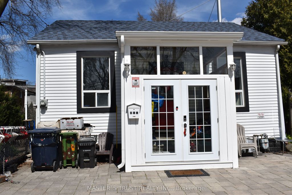 Photo of 966 Dundas Street E, Toronto, ON M4M 1R5 (MLS # E12482617)