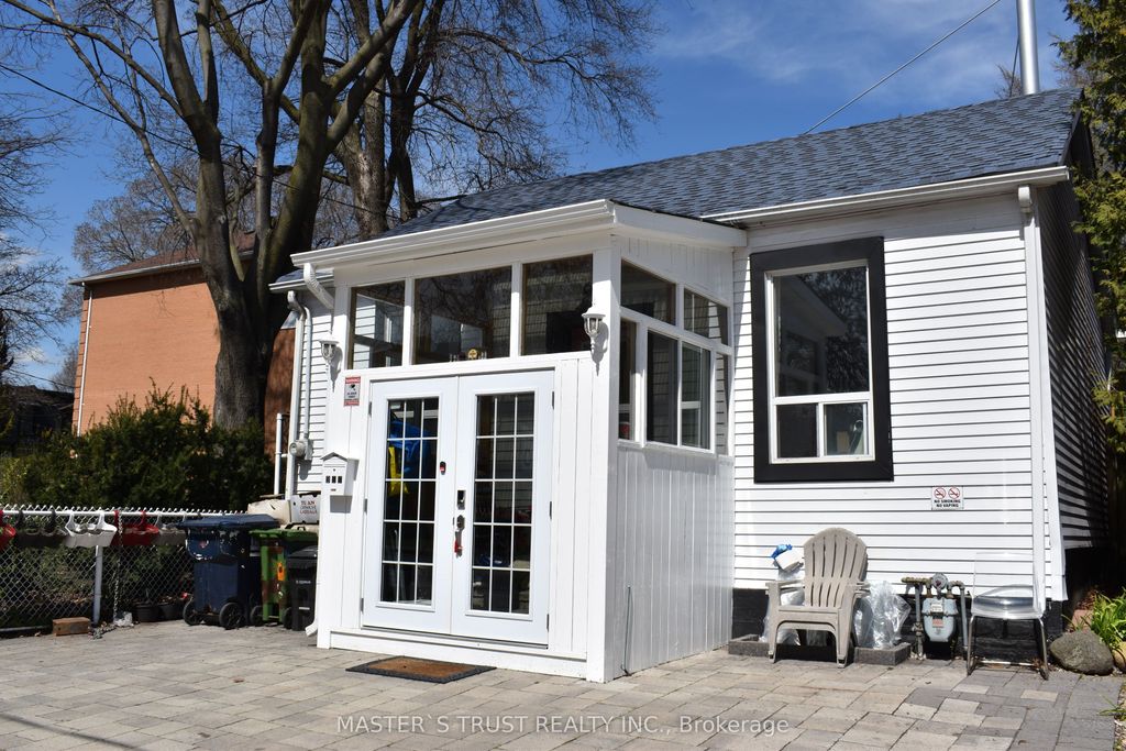 Photo of 966 Dundas Street E, Toronto, ON M4M 1R5 (MLS # E12482617)