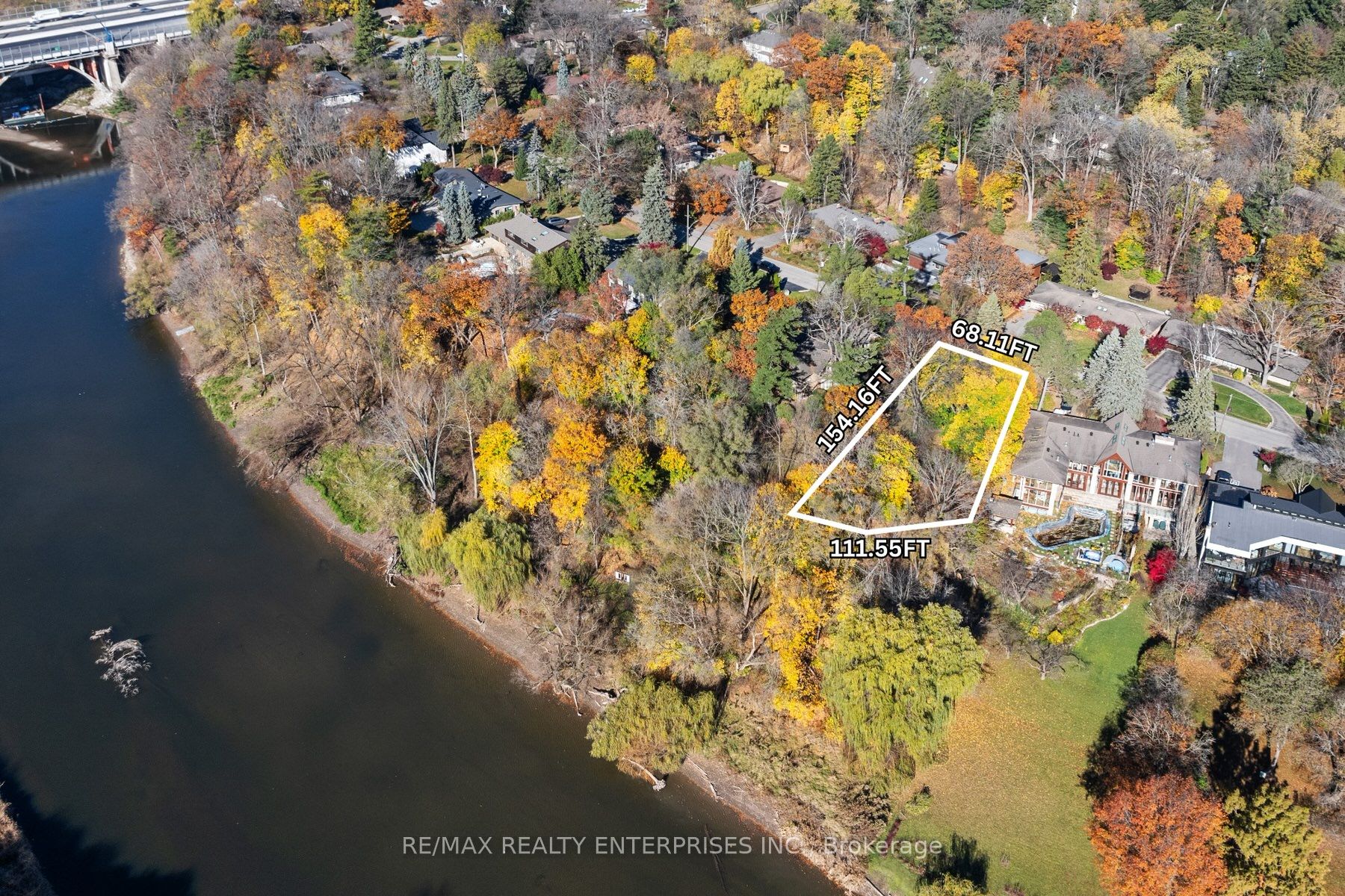 1520 Pinetree Crescent