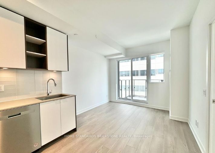 543 Richmond Street W 933