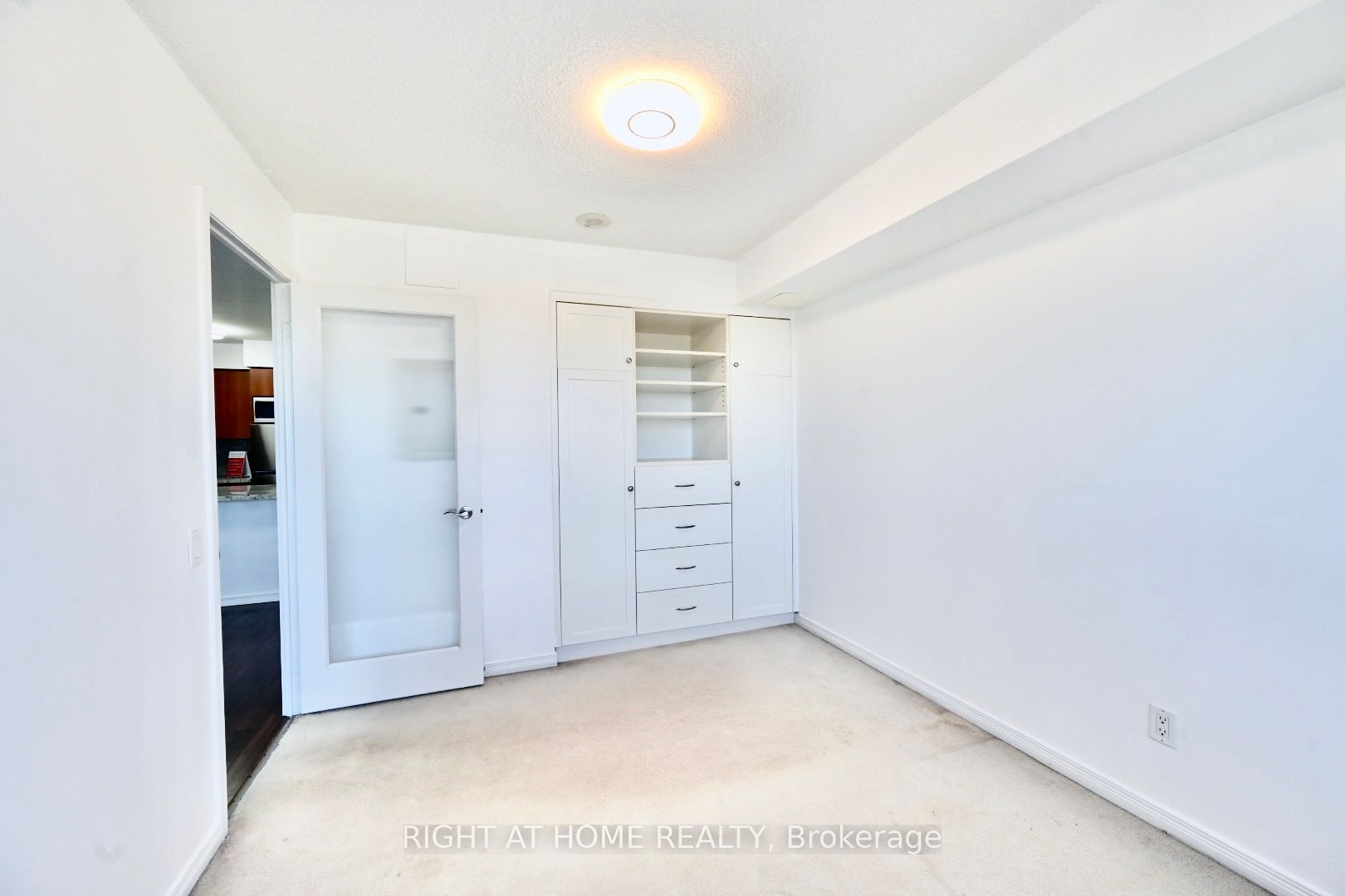 61 Heintzman Street 910