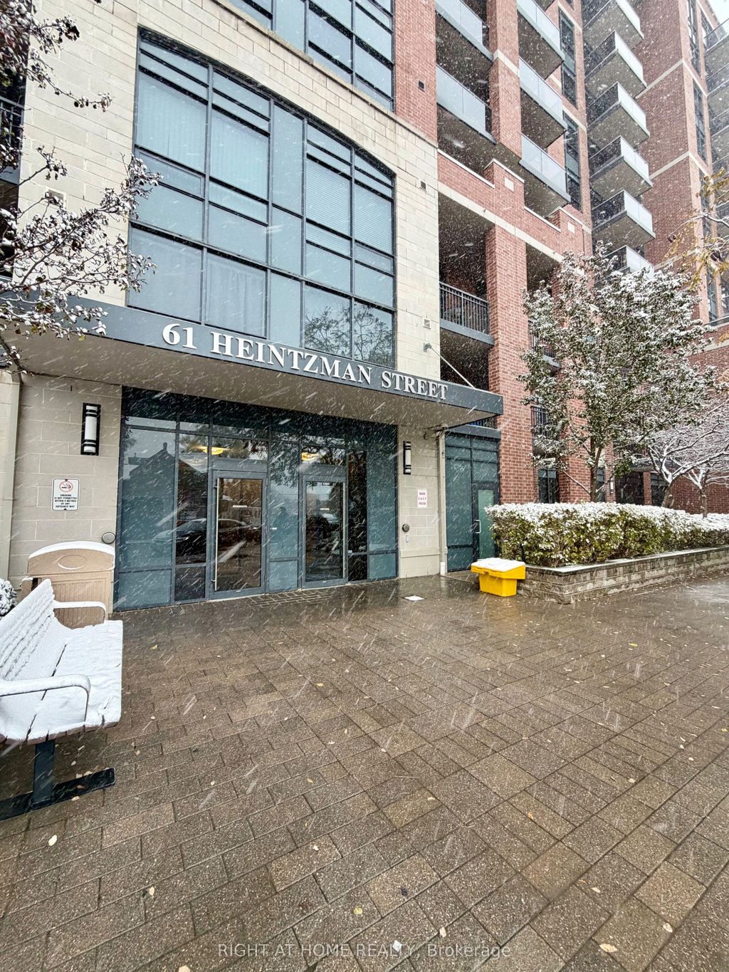 Photo of 61 Heintzman Street #910, Toronto, ON M6P 5A2 (MLS # W12541338)