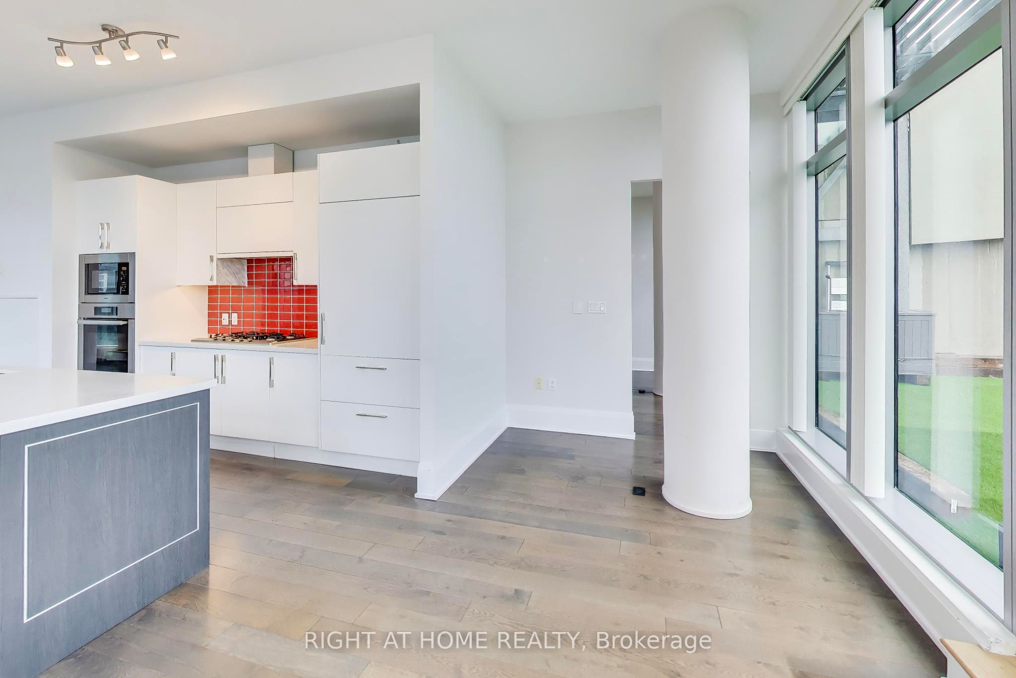 39 Queens Quay E 1126