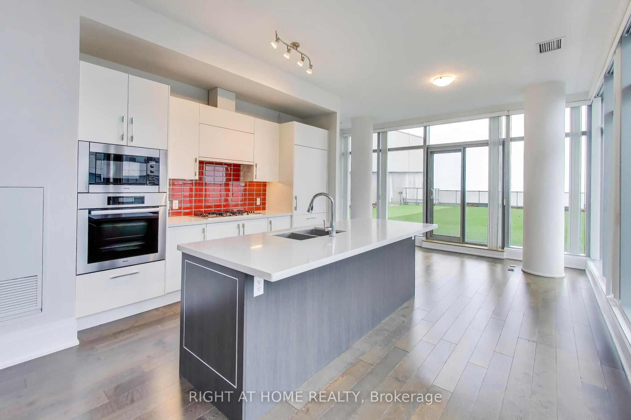 39 Queens Quay E 1126