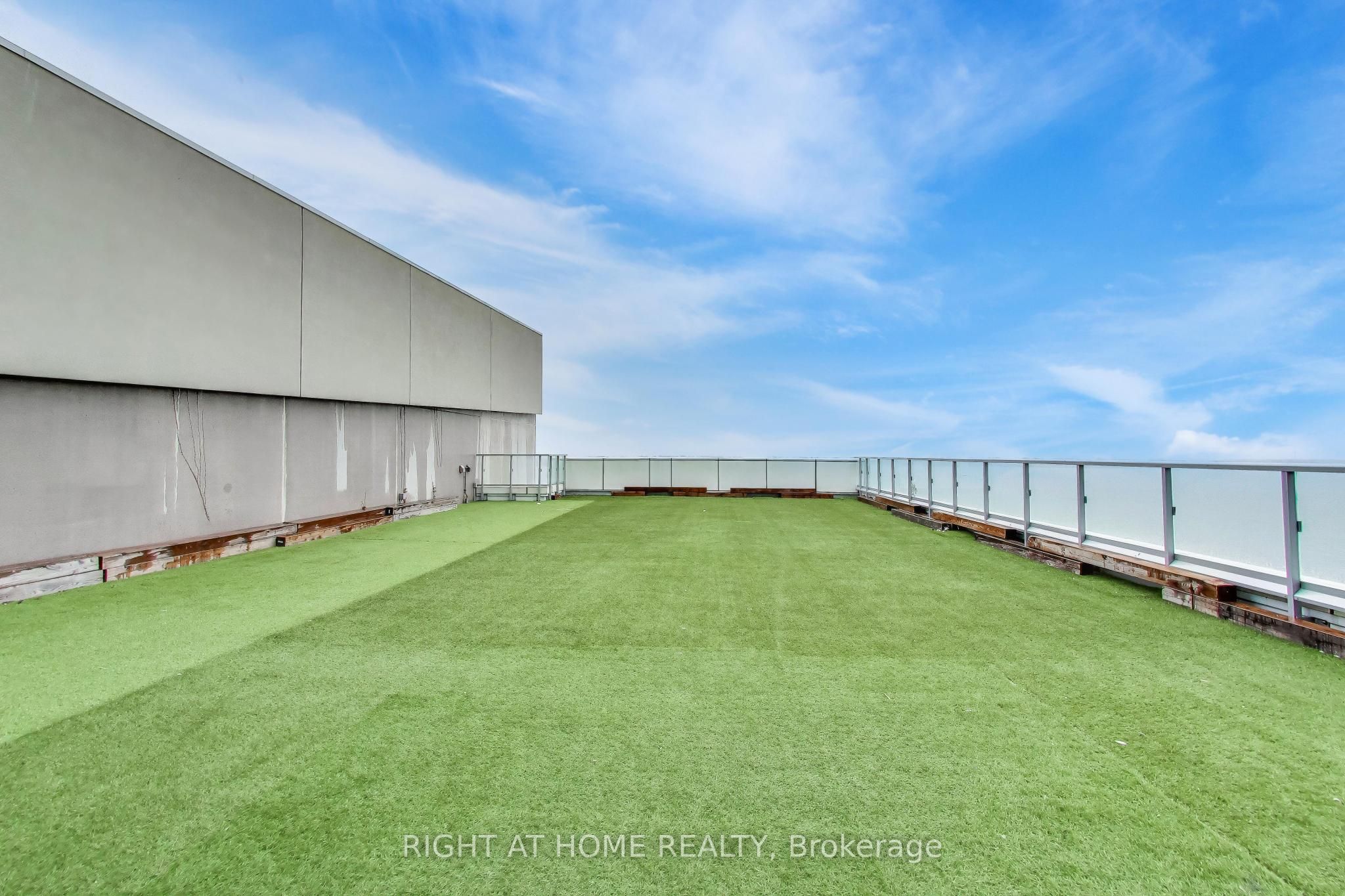 39 Queens Quay E 1126