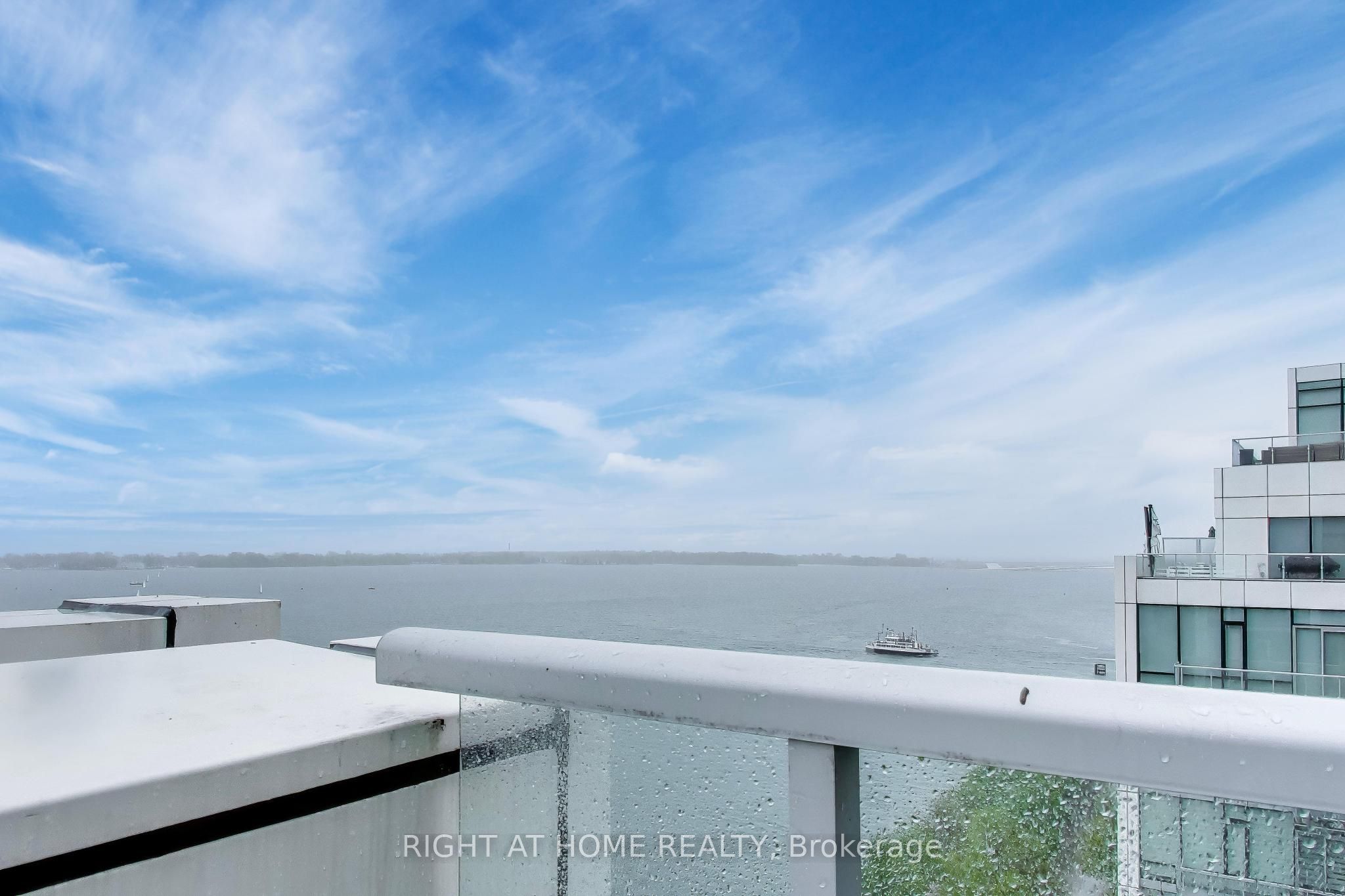 39 Queens Quay E 1126