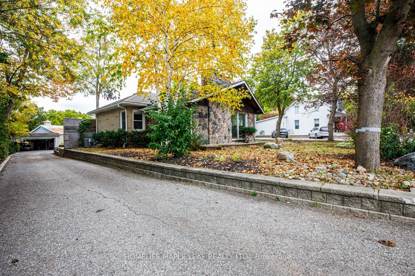 18 Adamson Street S