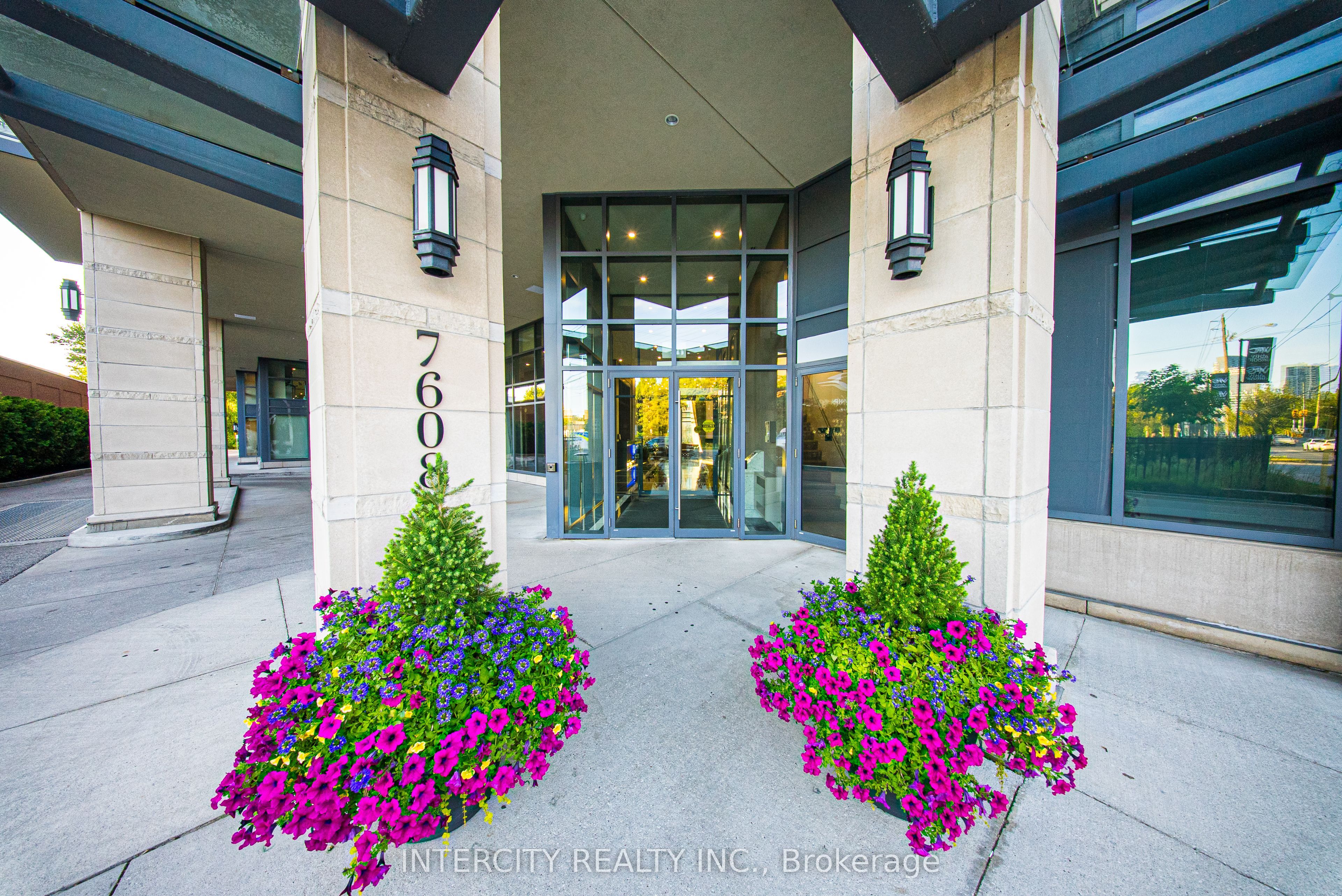 7608 Yonge Street PH15