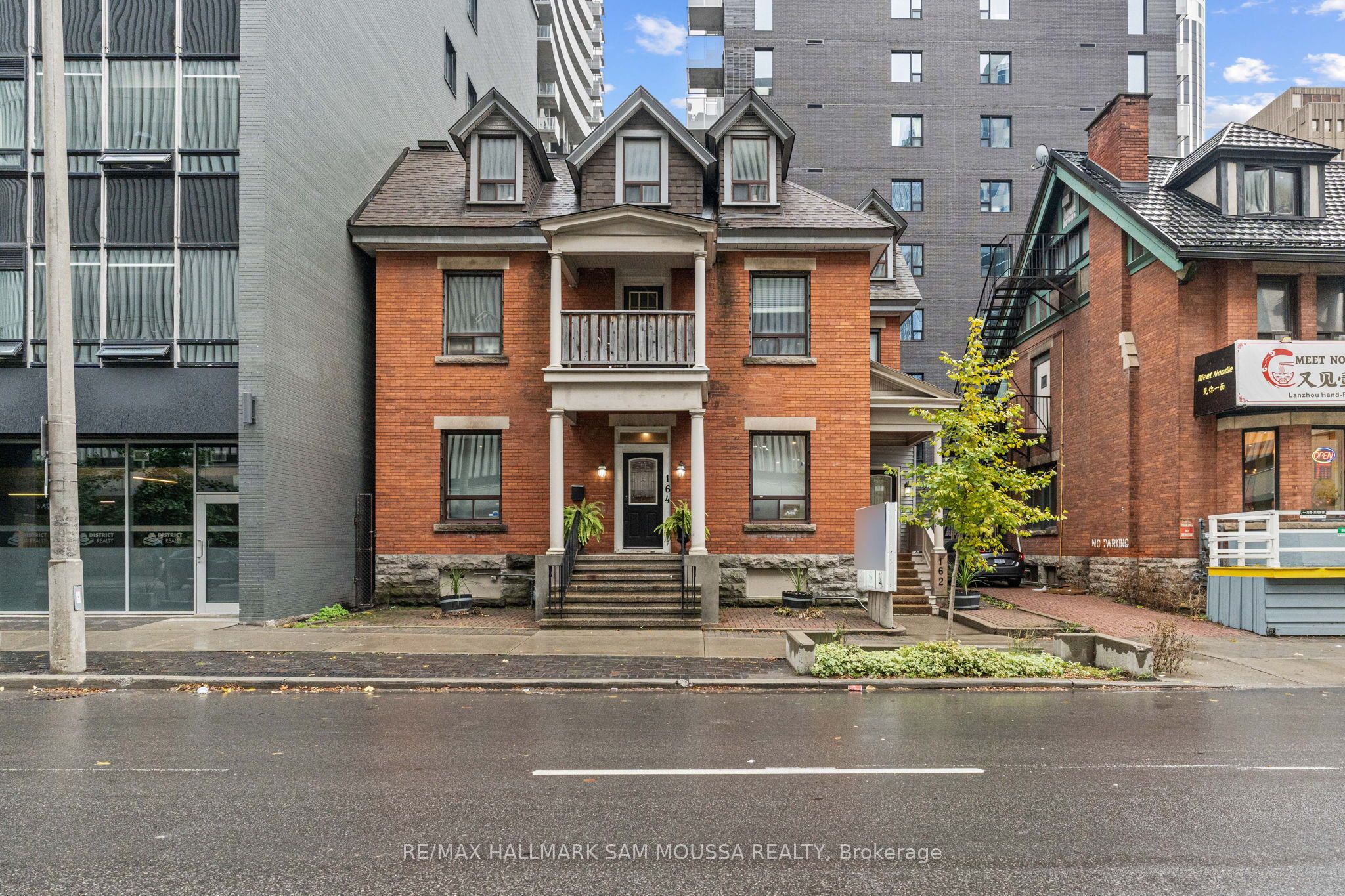 Photo 1 of 31 — 162-164 Metcalfe Street 3, Ottawa Centre, ON K2P 1P2