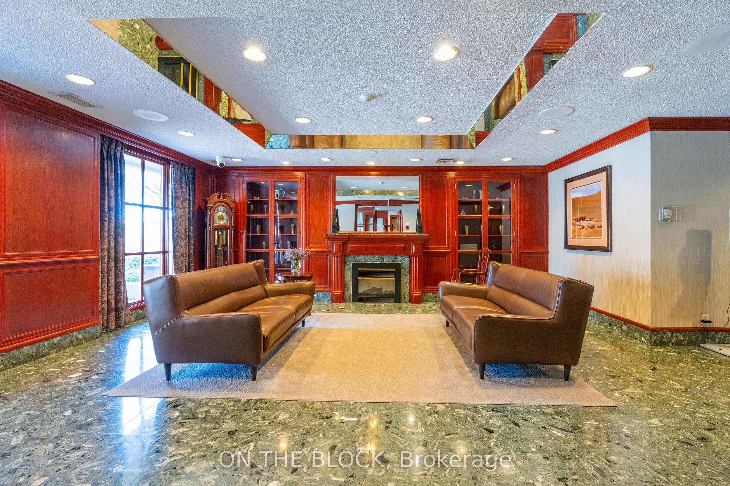 880 Dundas Street W 203