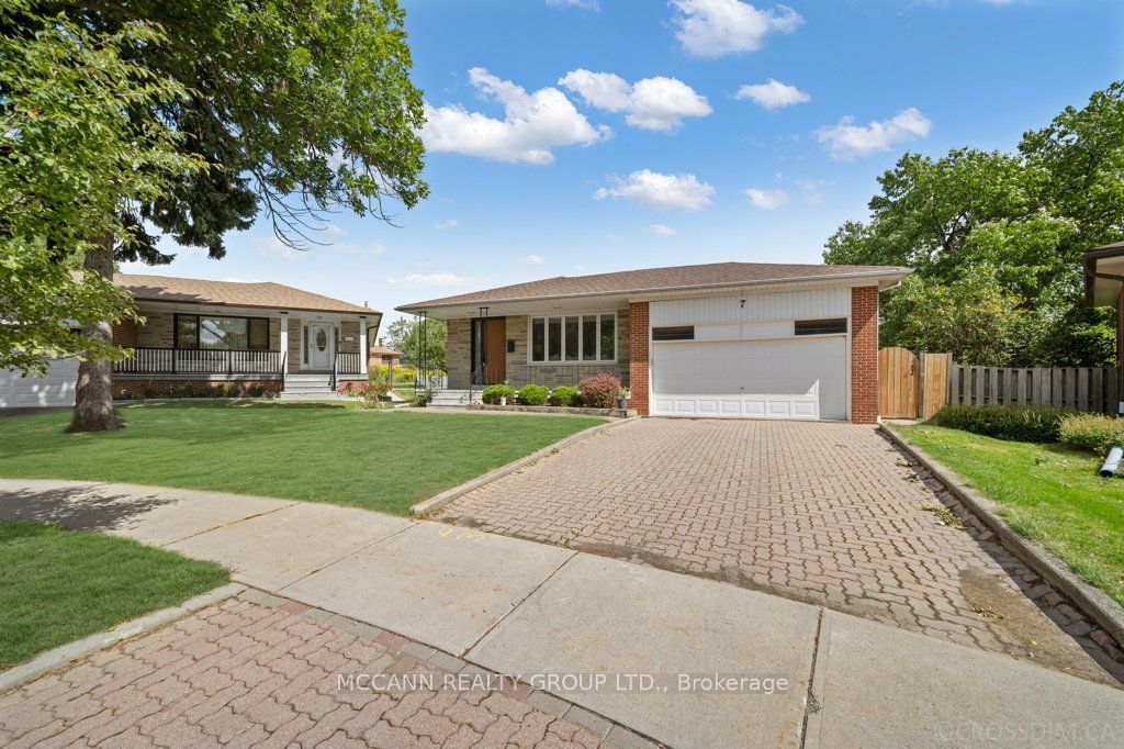 Photo of 7 Carswell Place, Toronto, ON M9R 3K6 (MLS # W12392495)