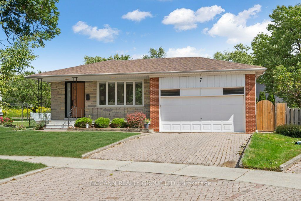 Photo of 7 Carswell Place, Toronto, ON M9R 3K6 (MLS # W12392495)
