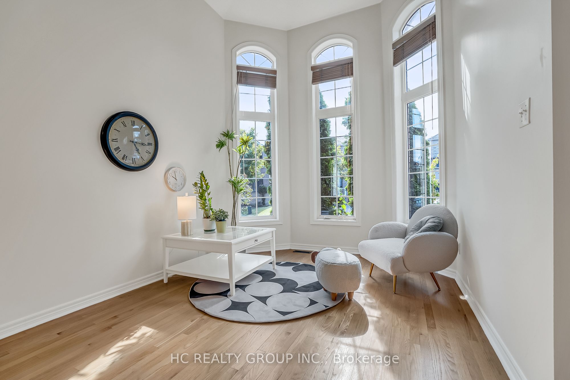 130 Royview Crescent