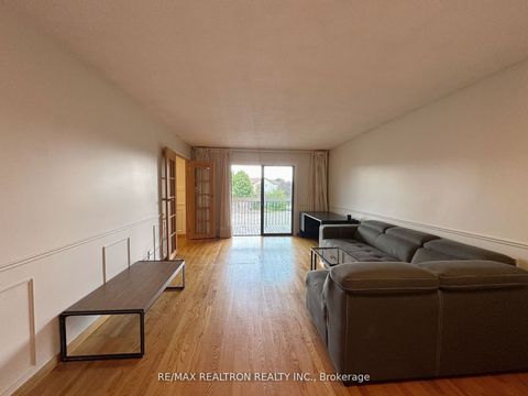 928 Knollwood Court Mississauga ON L5C 3L9