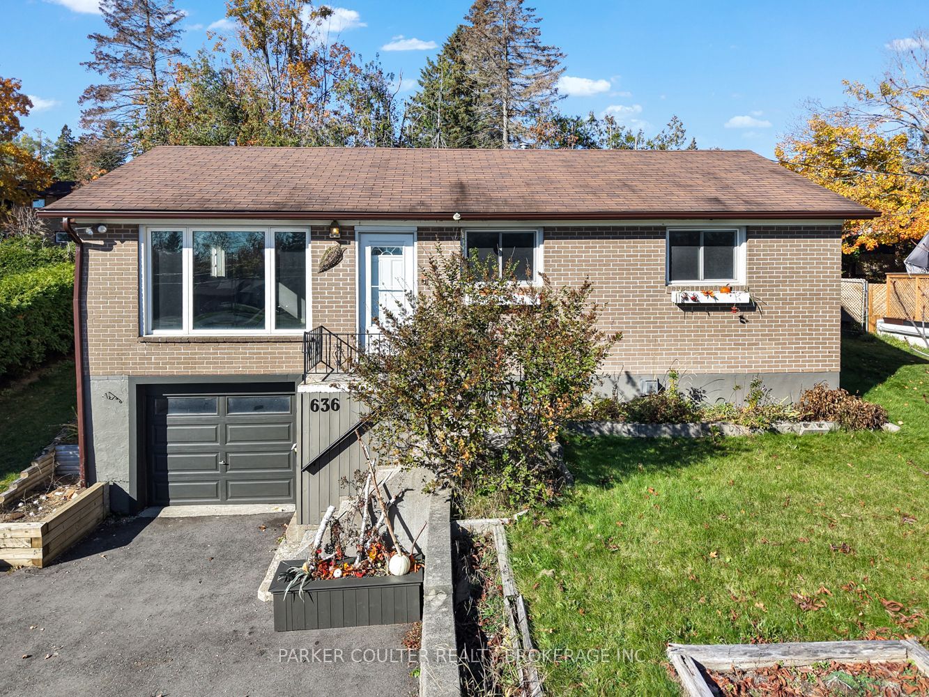 636 Mississaga Street W