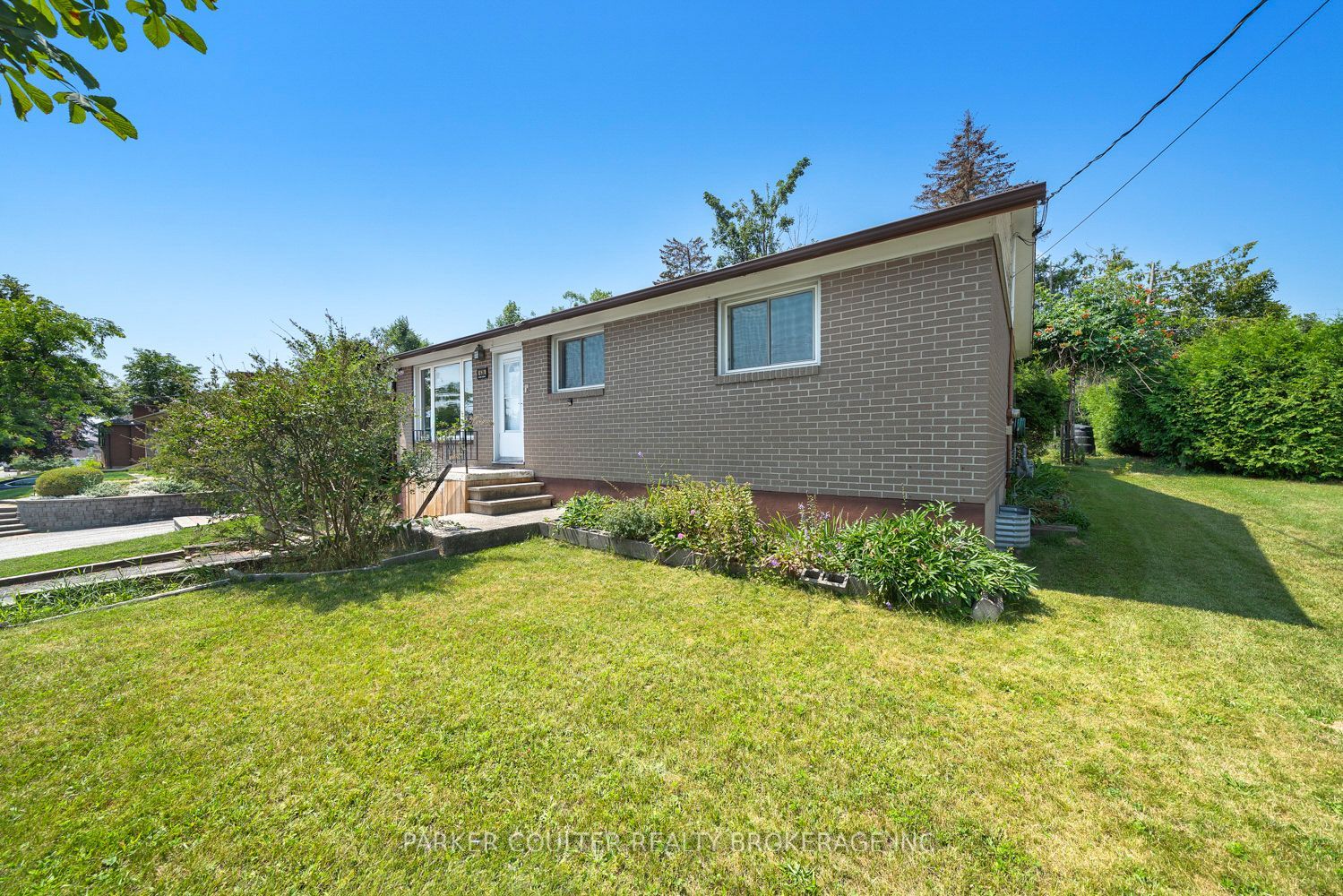 636 Mississaga Street W