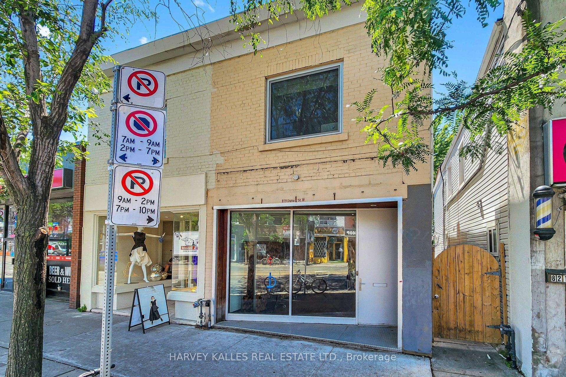 819 Dundas Street W