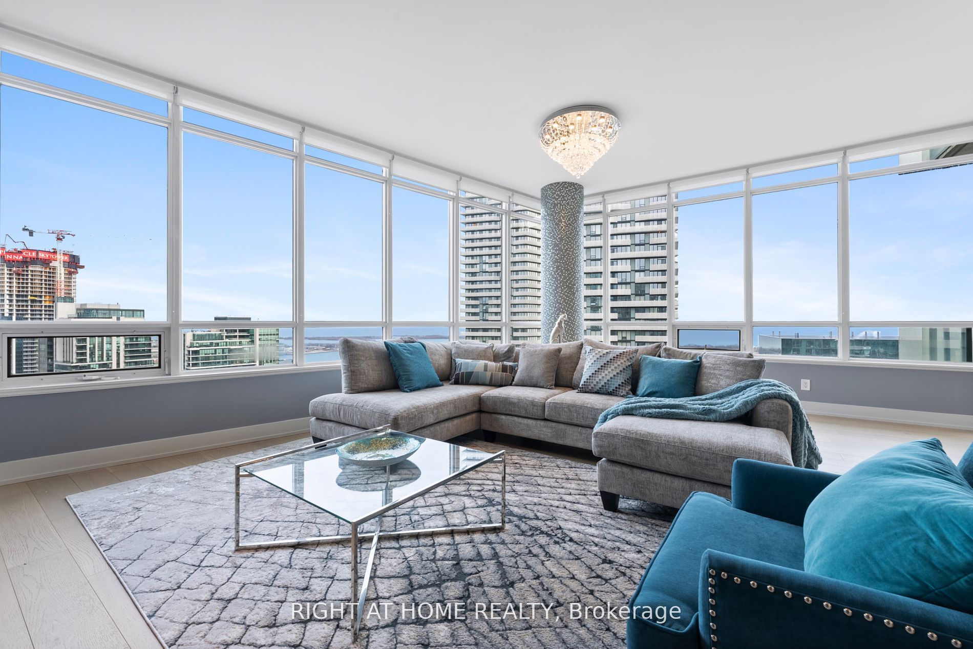 65 Bremner Boulevard 5104