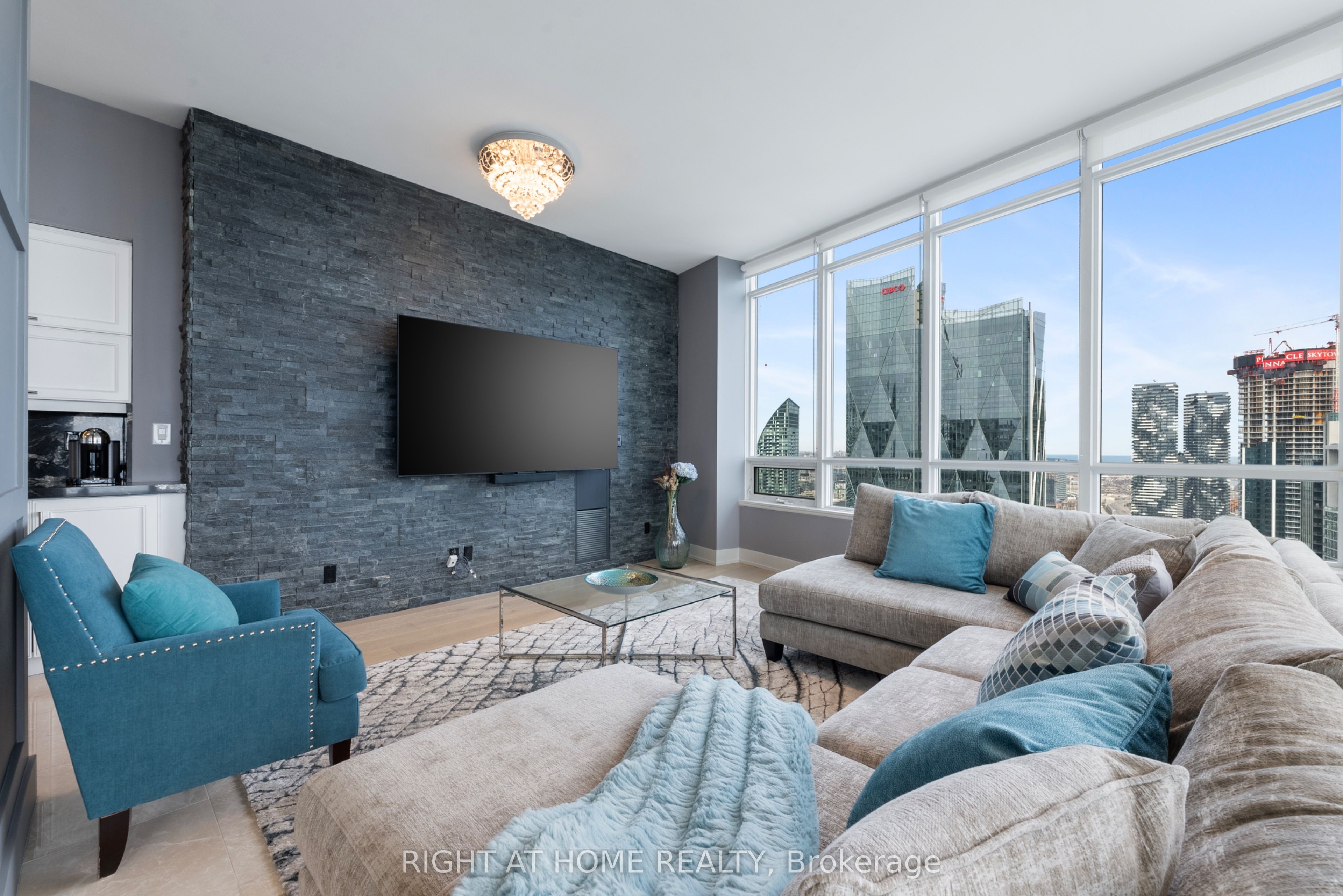 65 Bremner Boulevard 5104