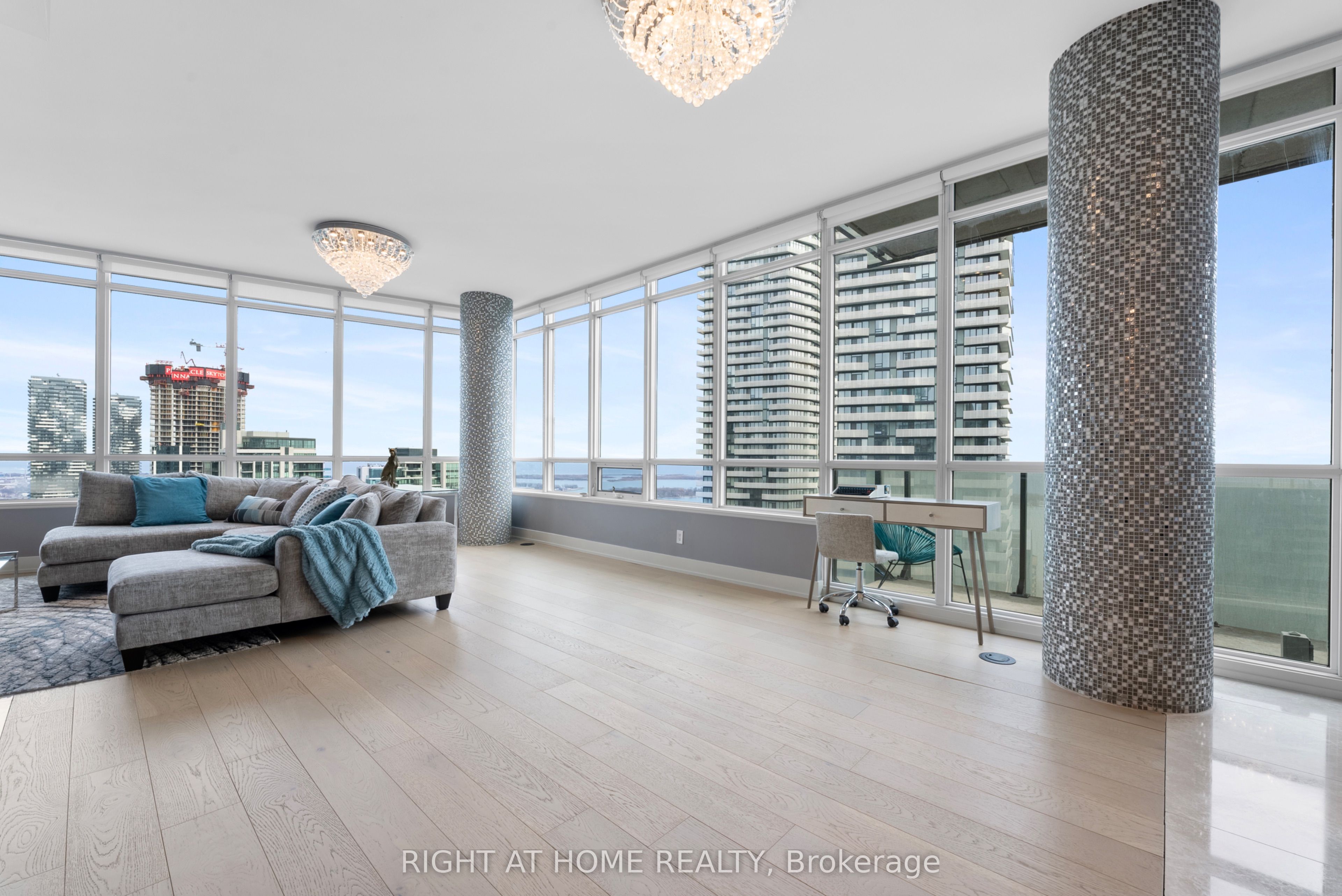 65 Bremner Boulevard 5104