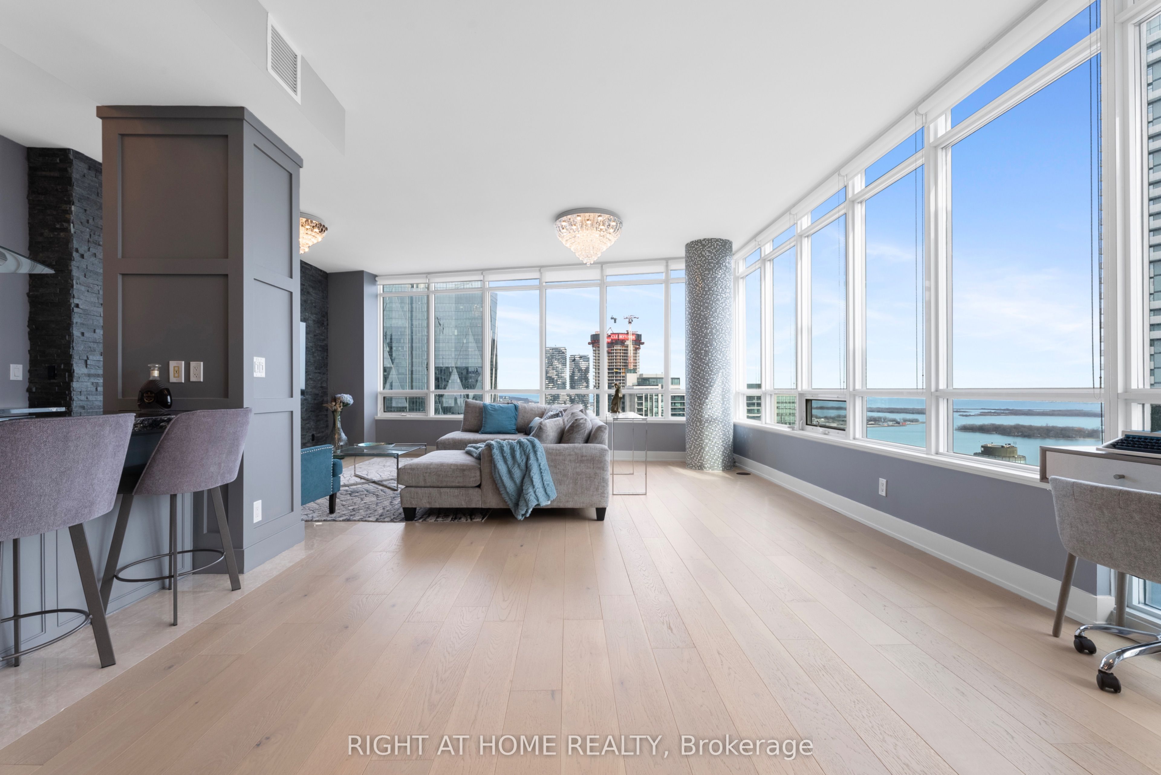 65 Bremner Boulevard 5104