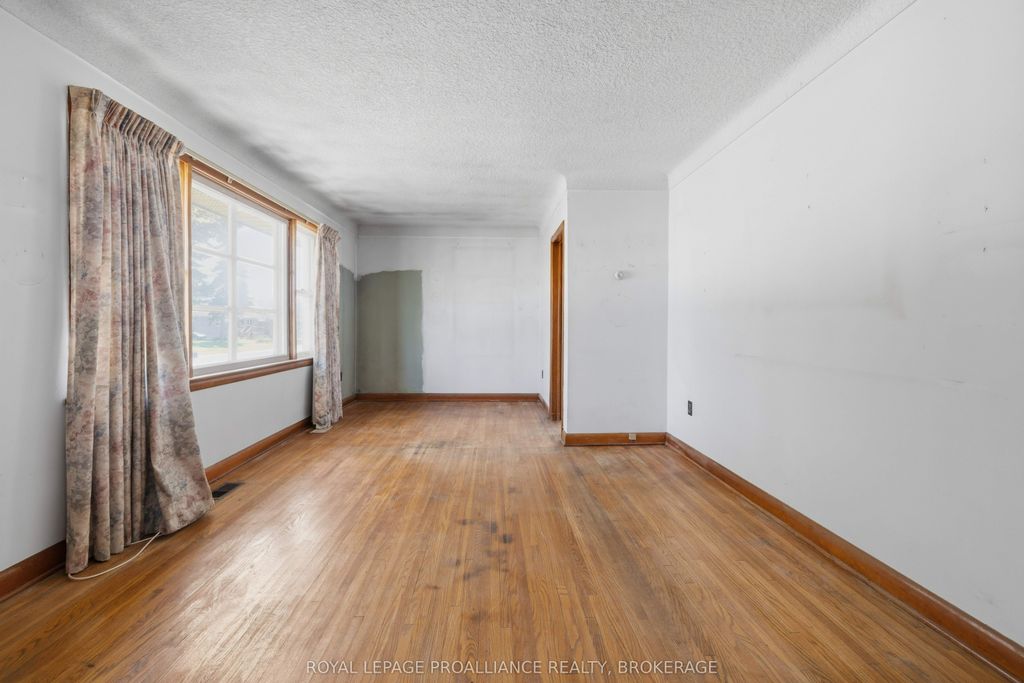 Photo of 287 McEwen Drive, Kingston, ON K7M 3W2 (MLS # X13086798)