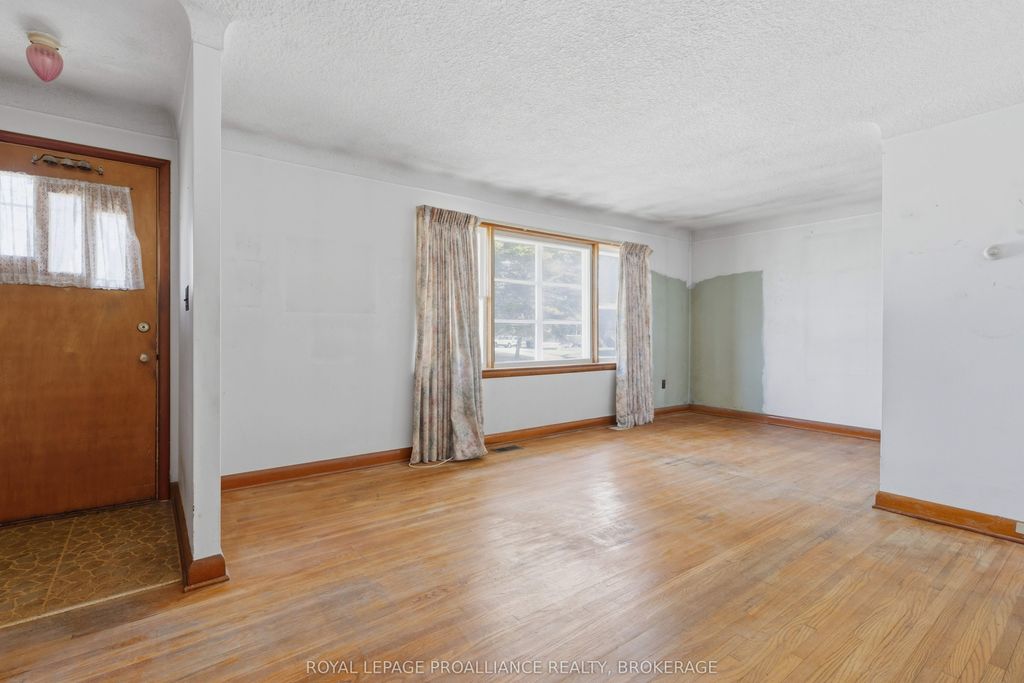 Photo of 287 McEwen Drive, Kingston, ON K7M 3W2 (MLS # X13086798)