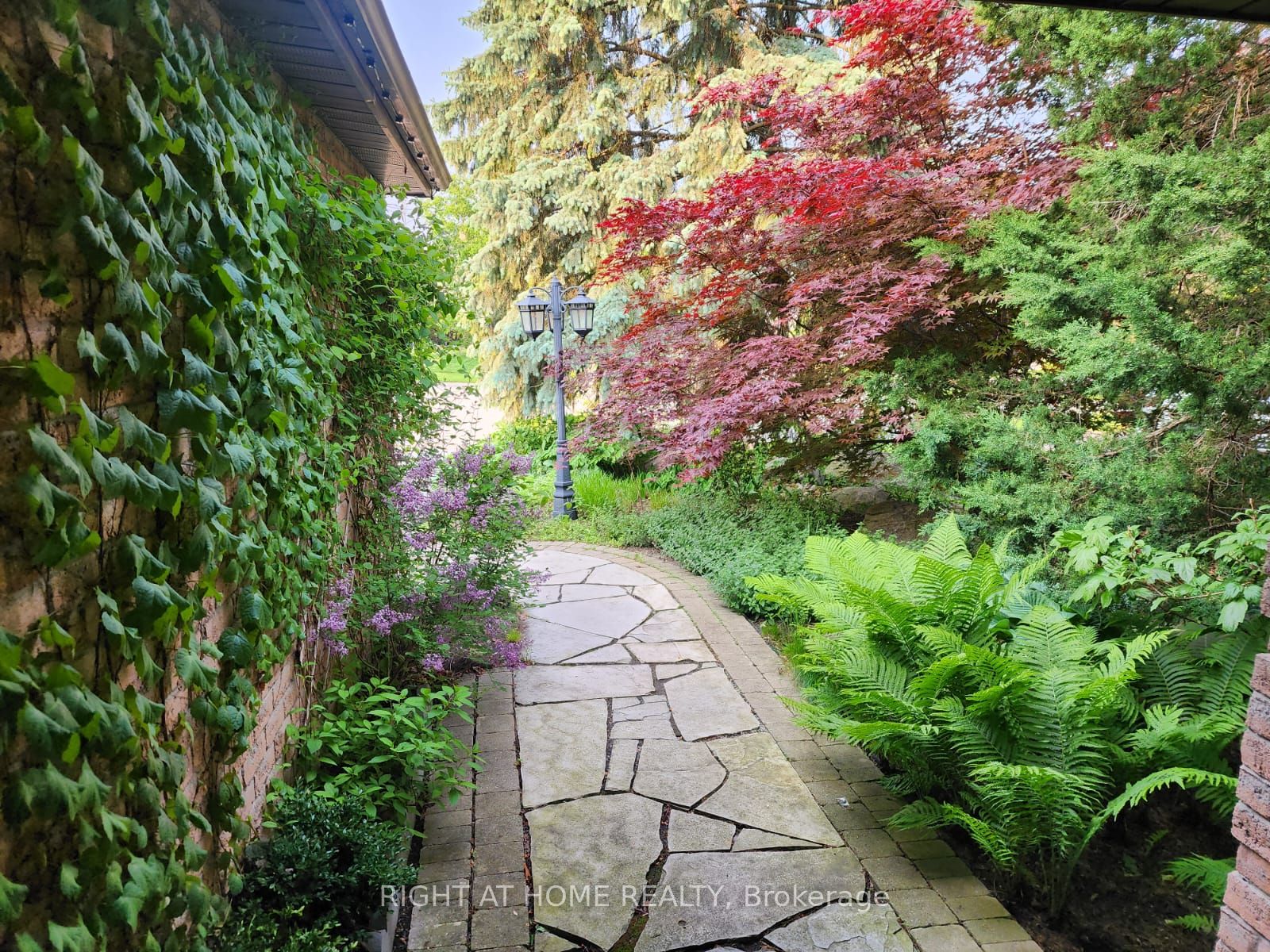 376 Selby Crescent