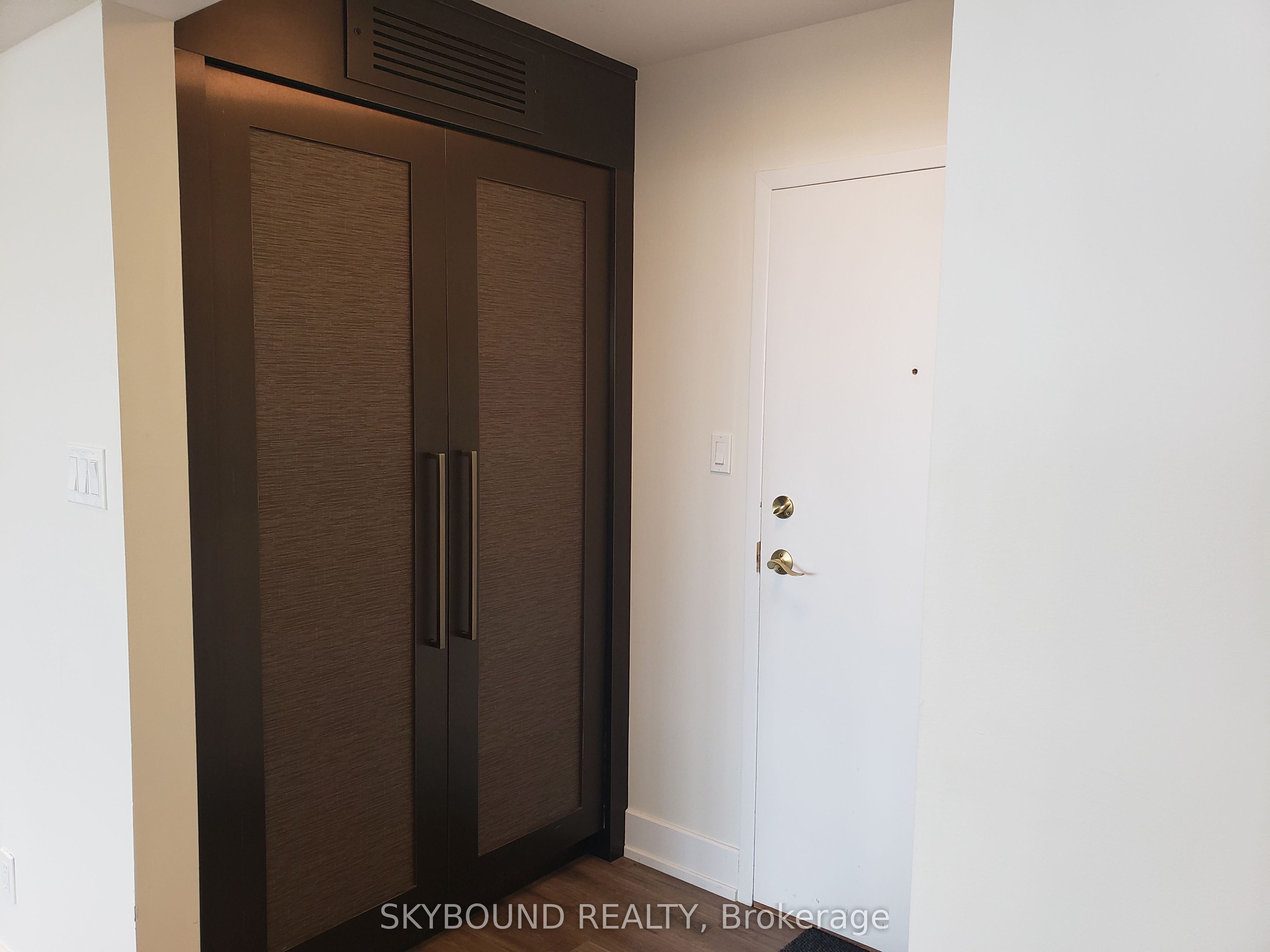 1360 Rathburn Road E 1705