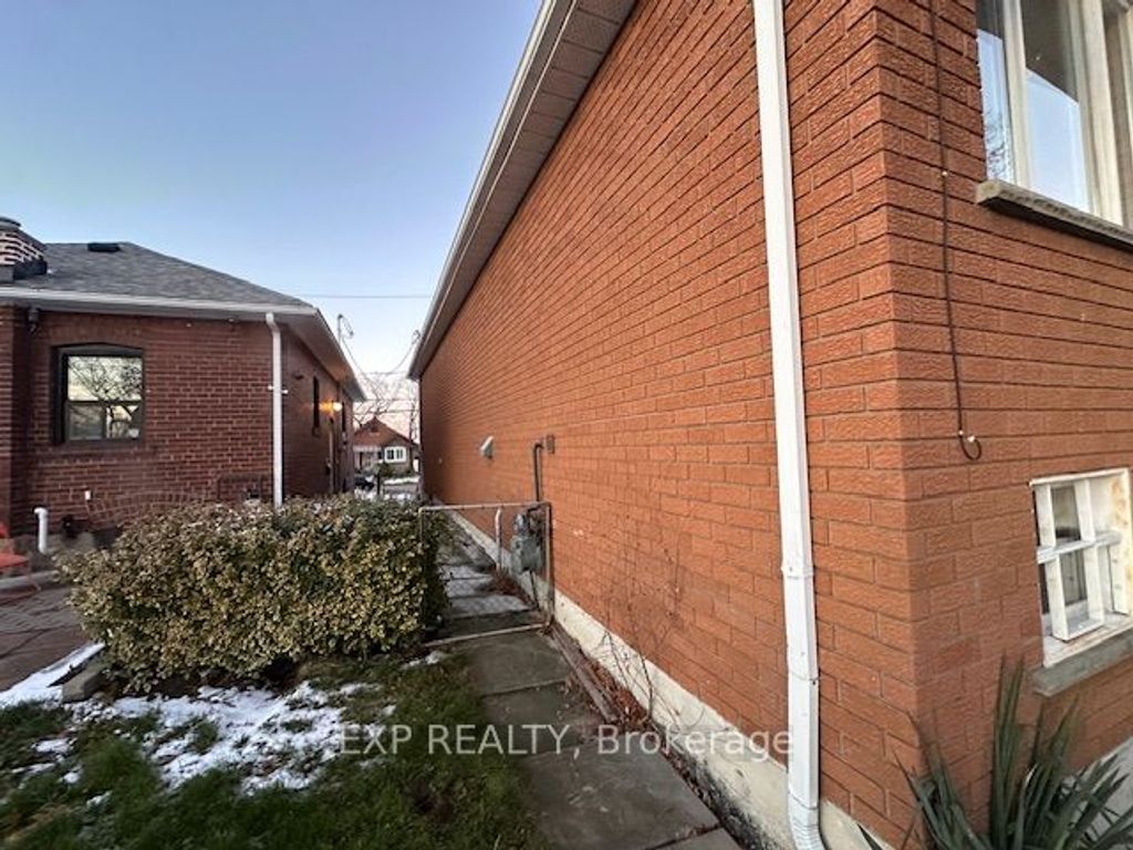 Photo of 27 Venn Crescent, Toronto, ON M6M 1S5 (MLS # W12599730)