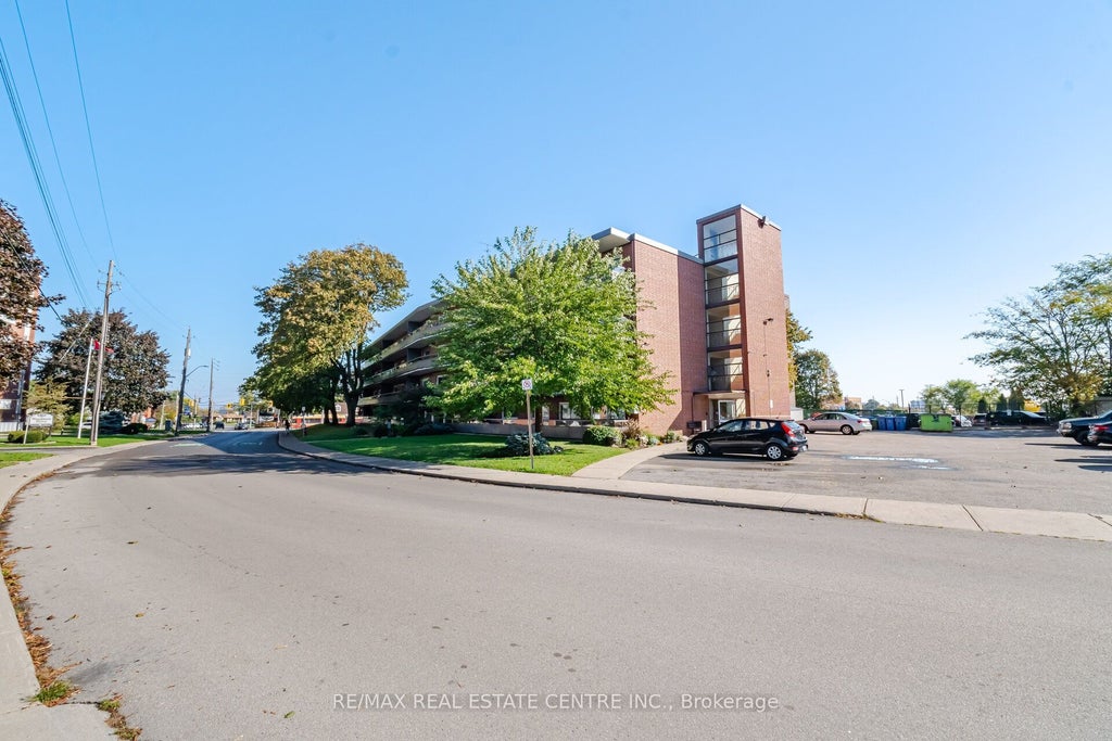 Photo of 11 Woodman Drive S #204, Hamilton, ON L8K 4E3 (MLS # X14034794)