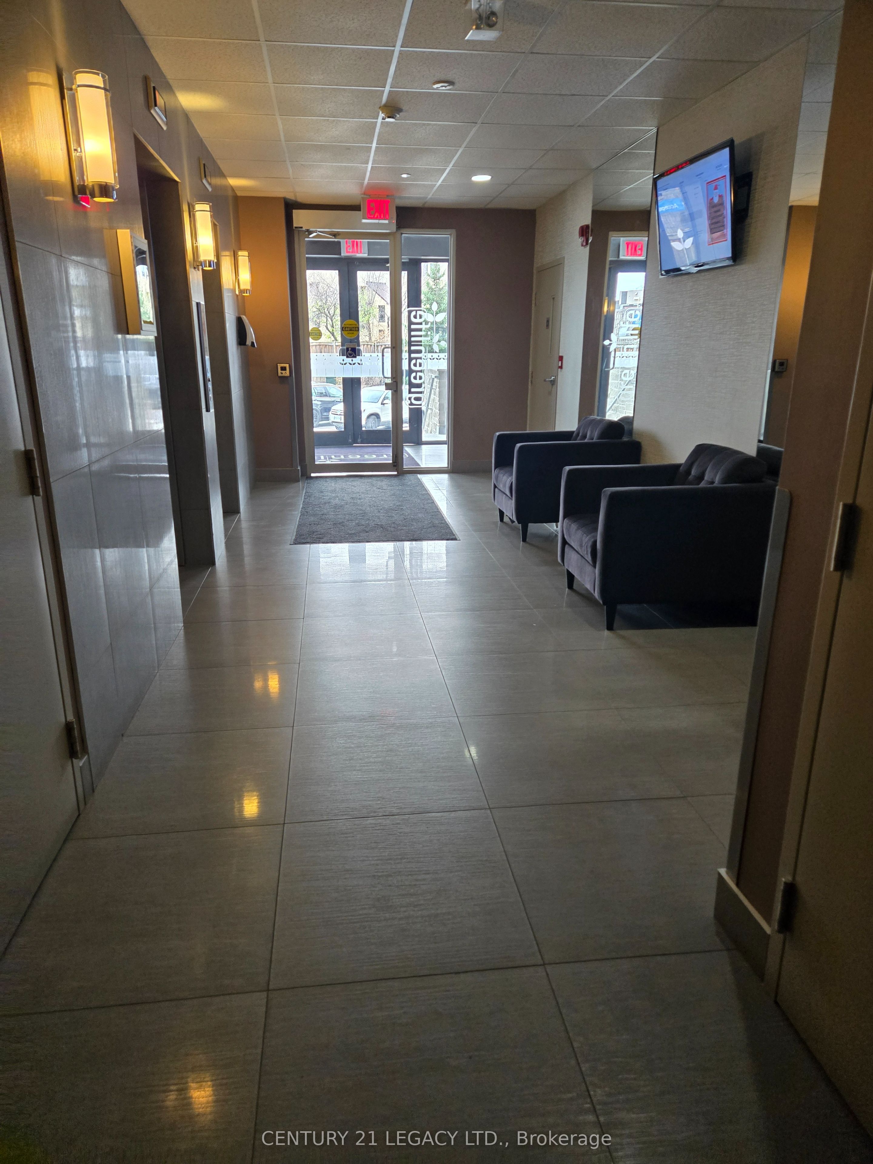 383 Main Street E 424