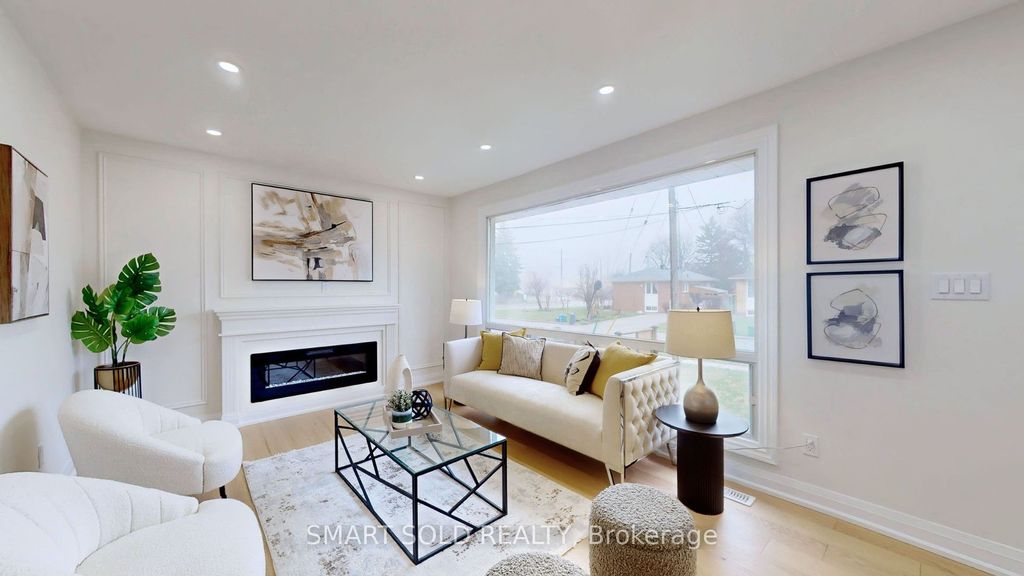 Photo of 439 Fernleigh Circle N, Richmond Hill, ON L4C 1E5 (MLS # N13018006)