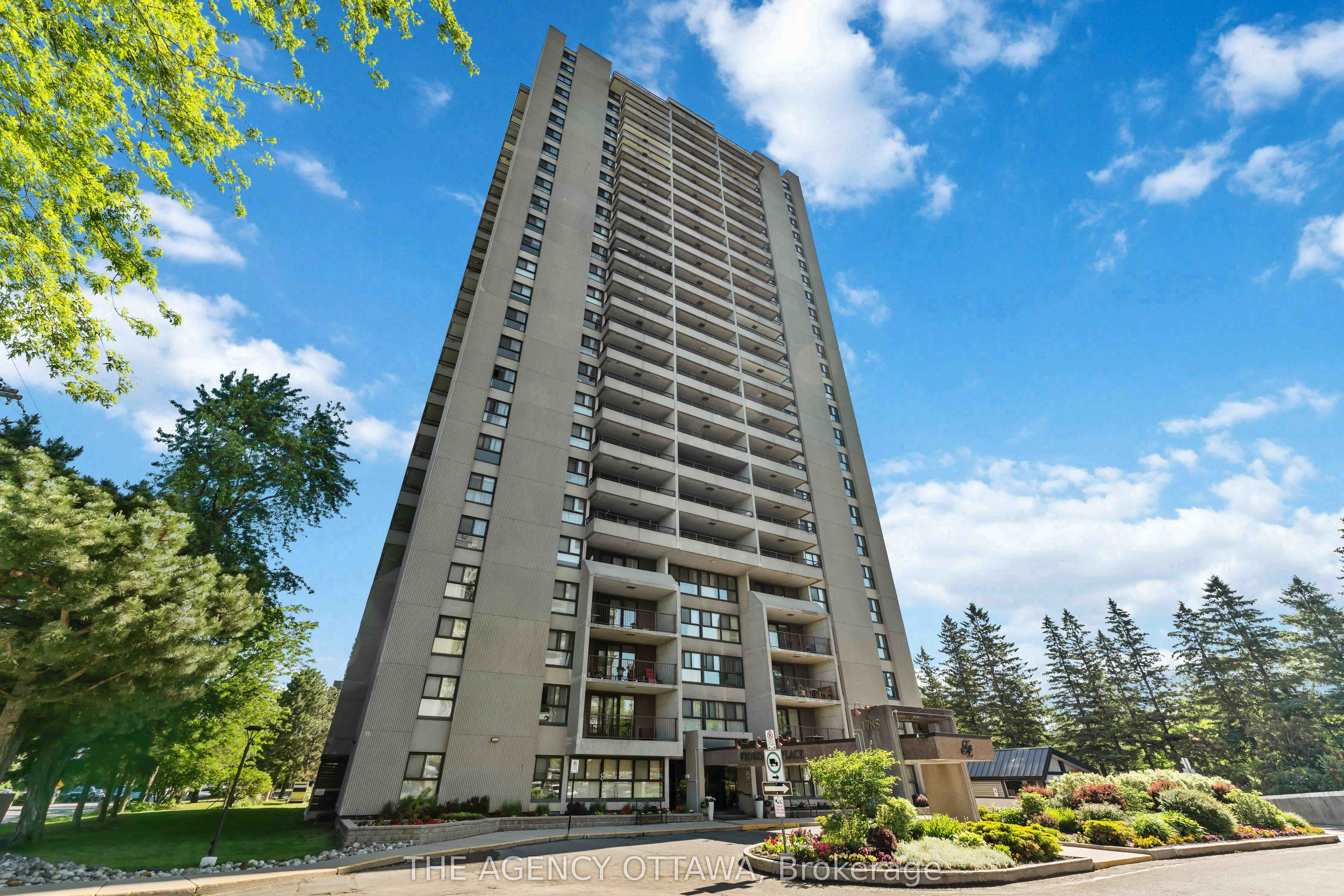 Photo 1 of 28 — 1785 Frobisher Lane 703, Alta Vista and Area, ON K1G 3T7