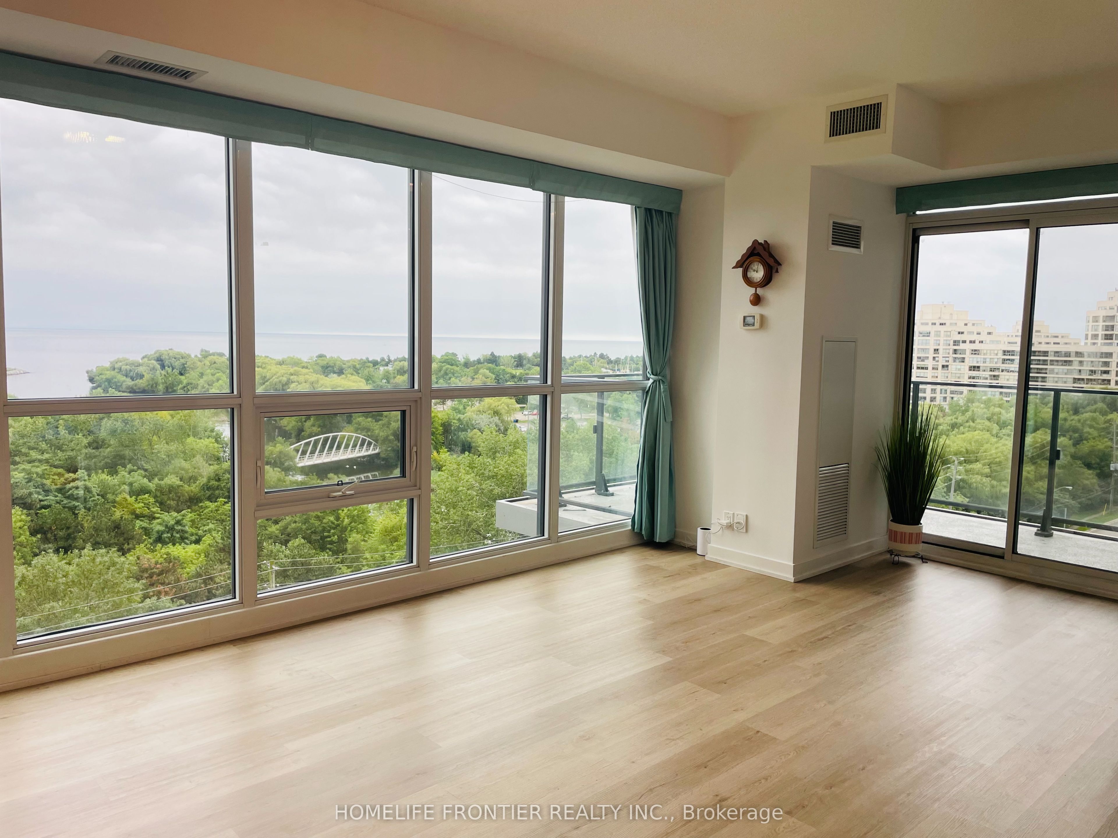 2200 Lakeshore Boulevard W 1001