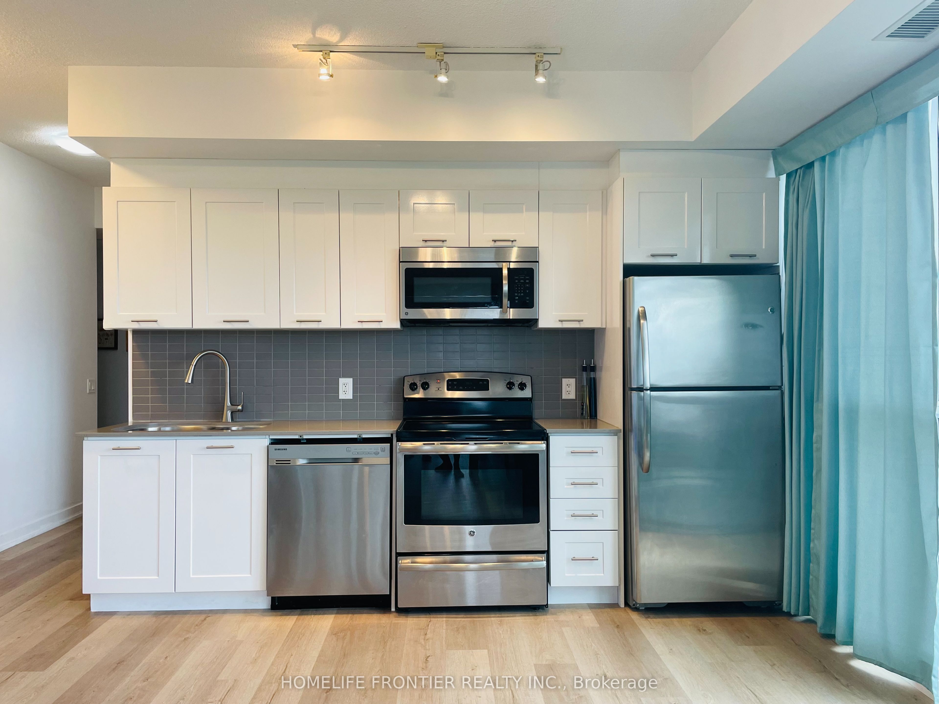 2200 Lakeshore Boulevard W 1001
