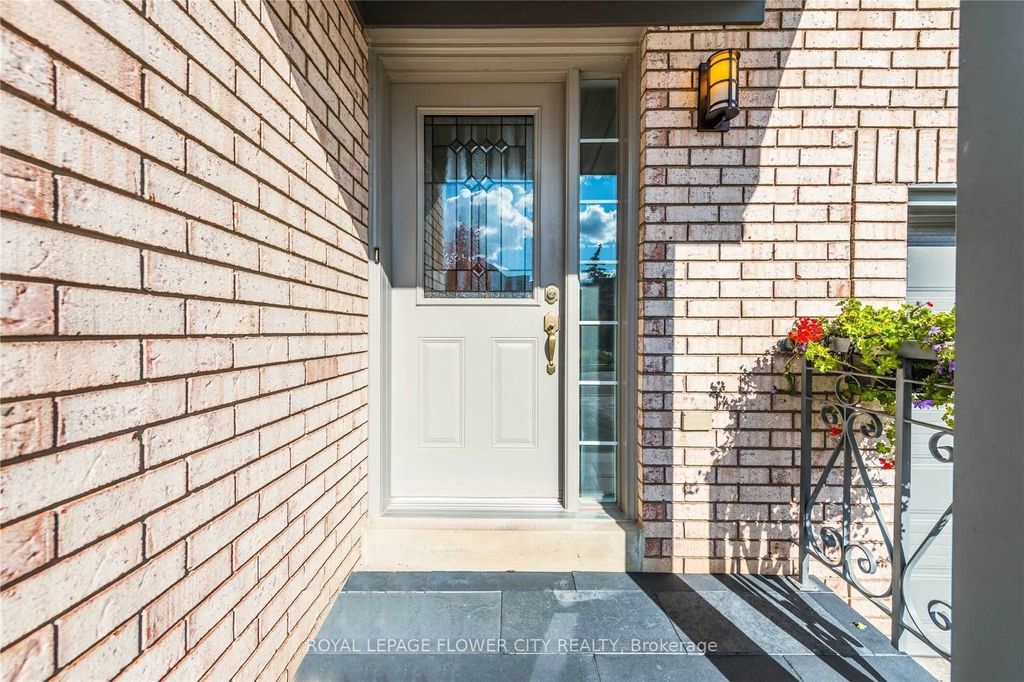 Photo of 136 Chipmunk Crescent, Brampton, ON L6R 1B3 (MLS # W12635310)